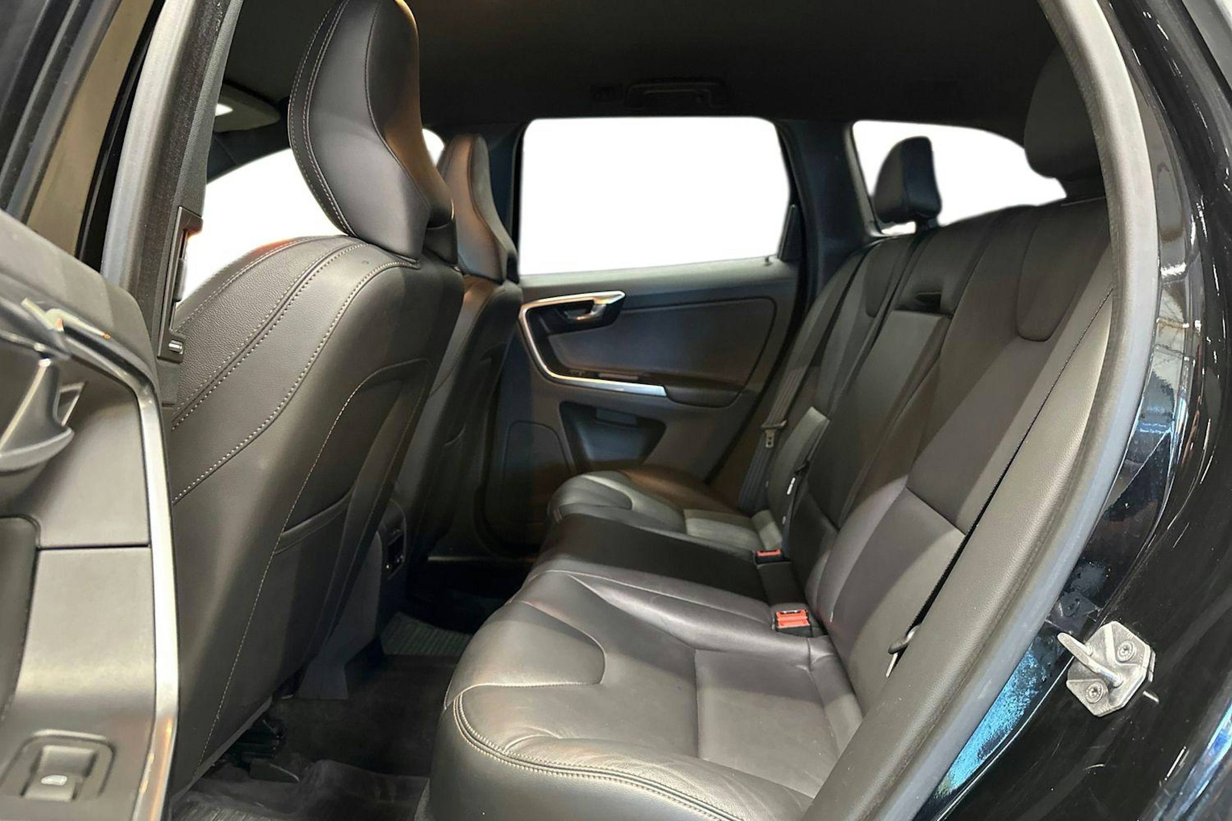 musta Volvo XC60 2016 kuva 10.