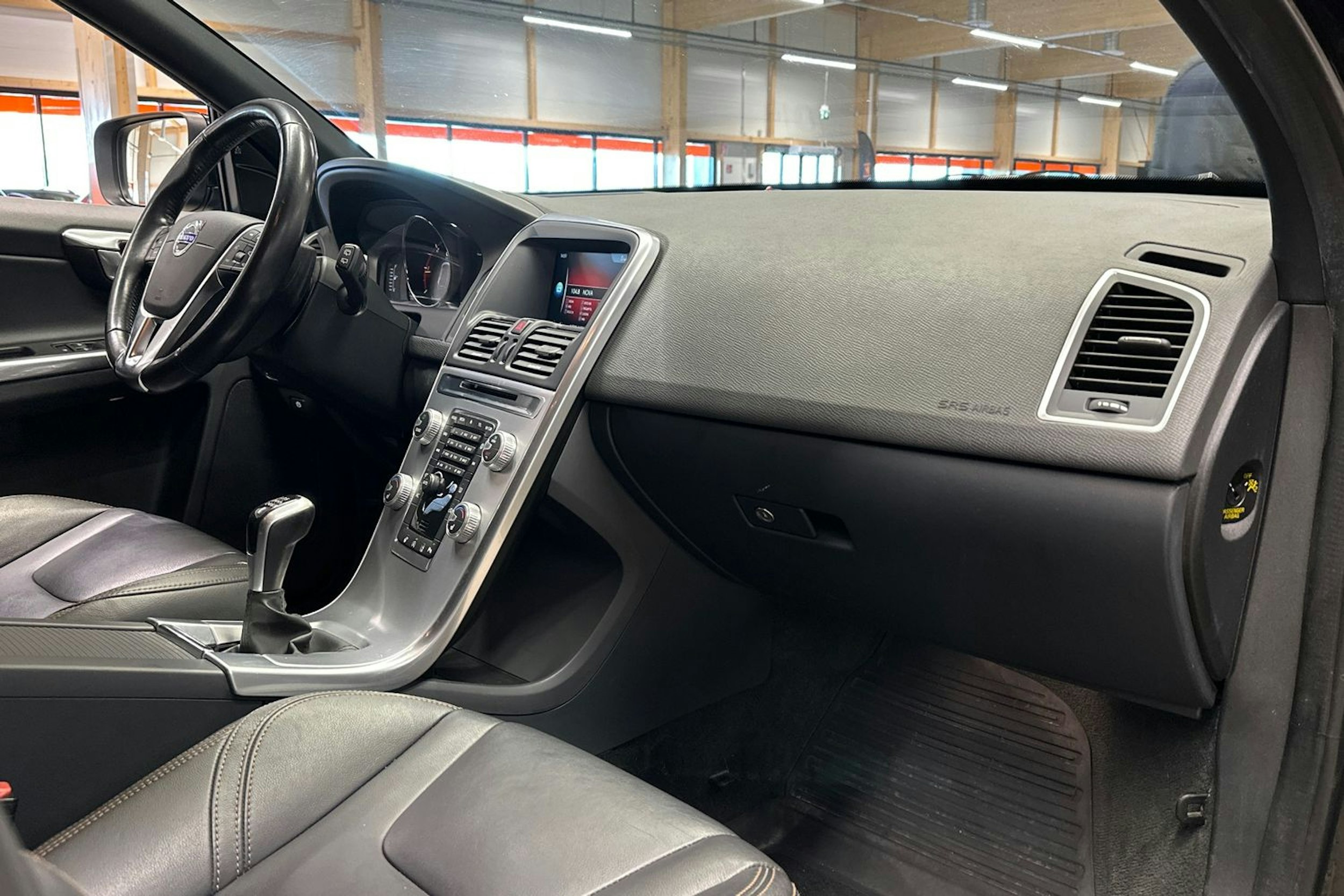 musta Volvo XC60 2016 kuva 13.