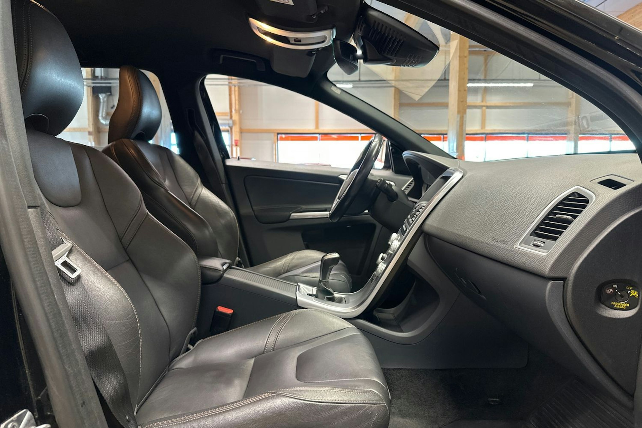 musta Volvo XC60 2016 kuva 14.
