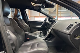 musta Volvo XC60 2016 kuva 14.