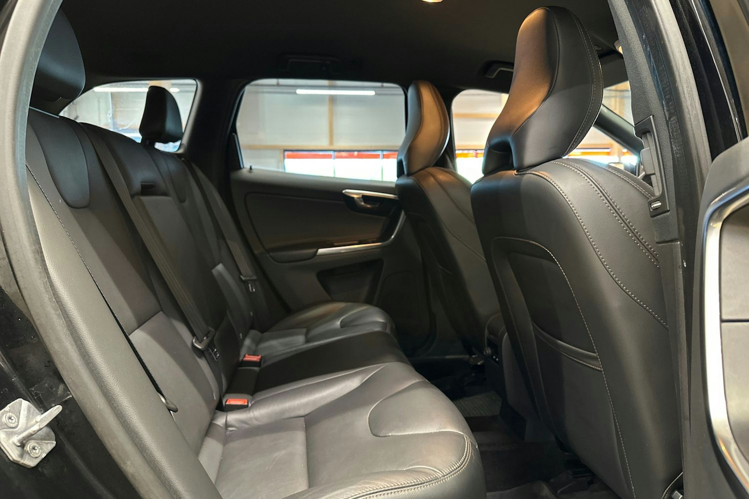 musta Volvo XC60 2016 kuva 15.