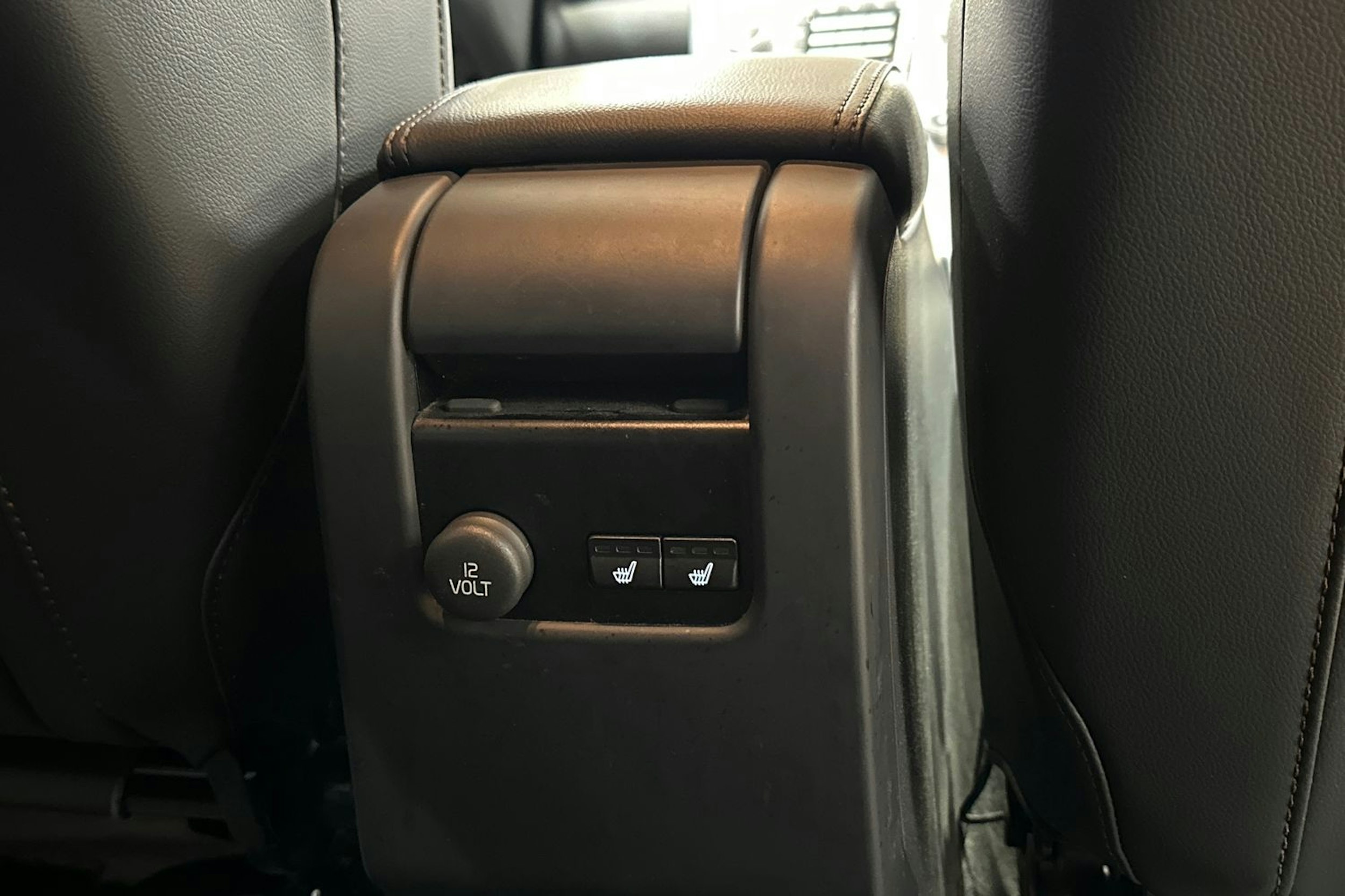 musta Volvo XC60 2016 kuva 16.