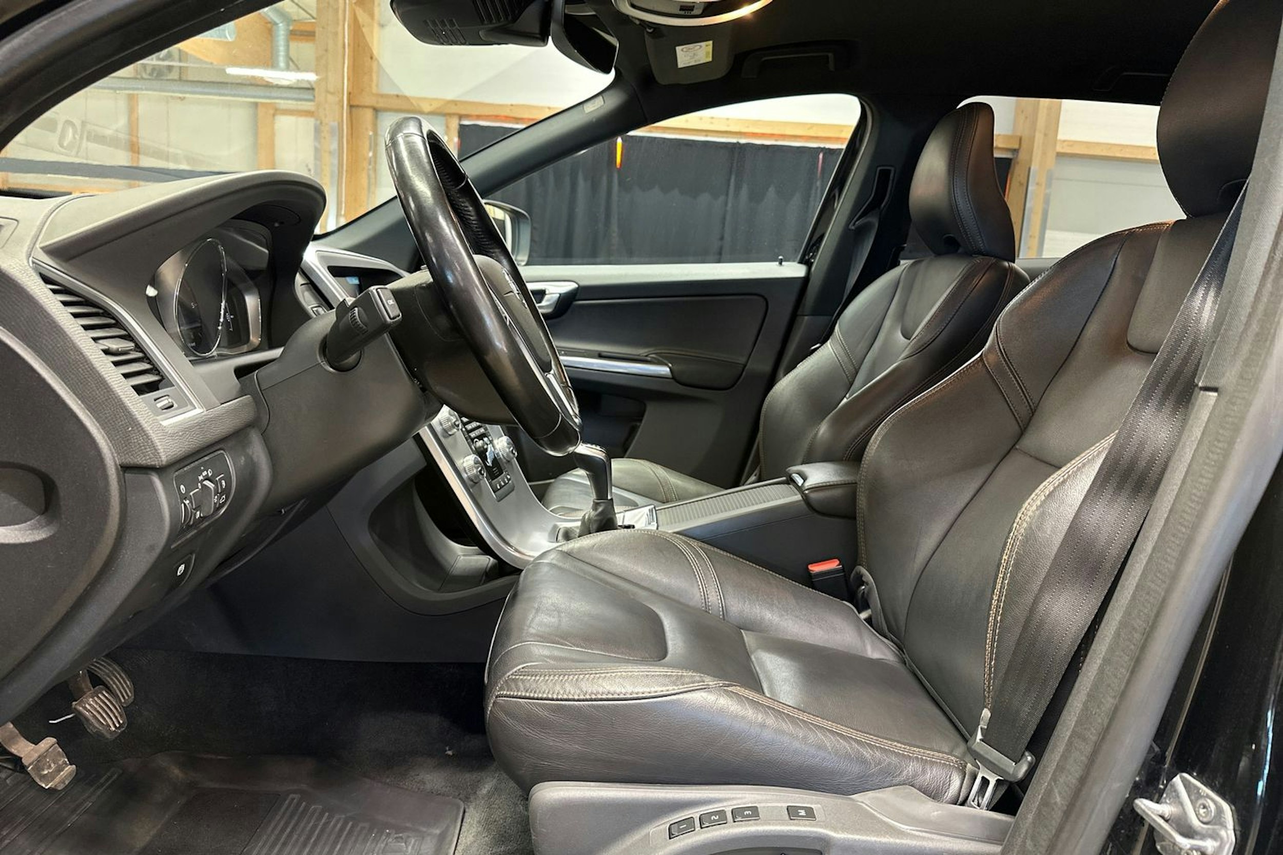 musta Volvo XC60 2016 kuva 17.