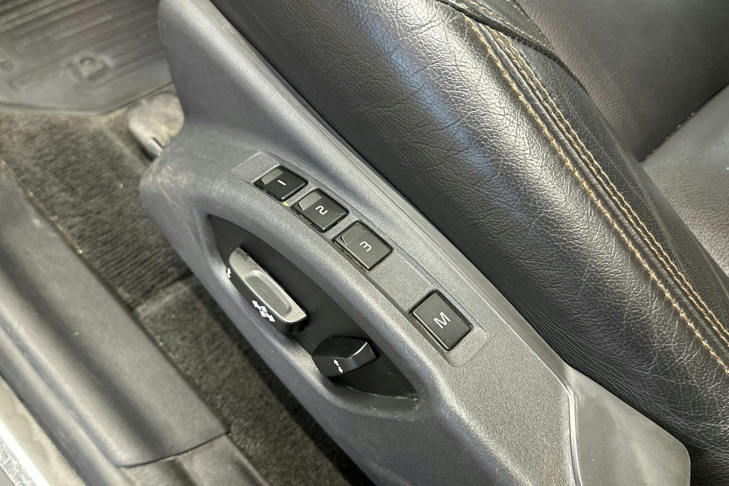 musta Volvo XC60 2016 kuva 18.