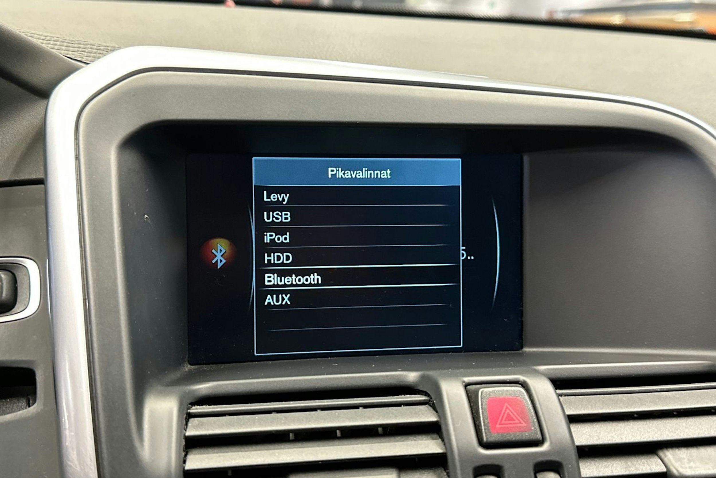 musta Volvo XC60 2016 kuva 19.