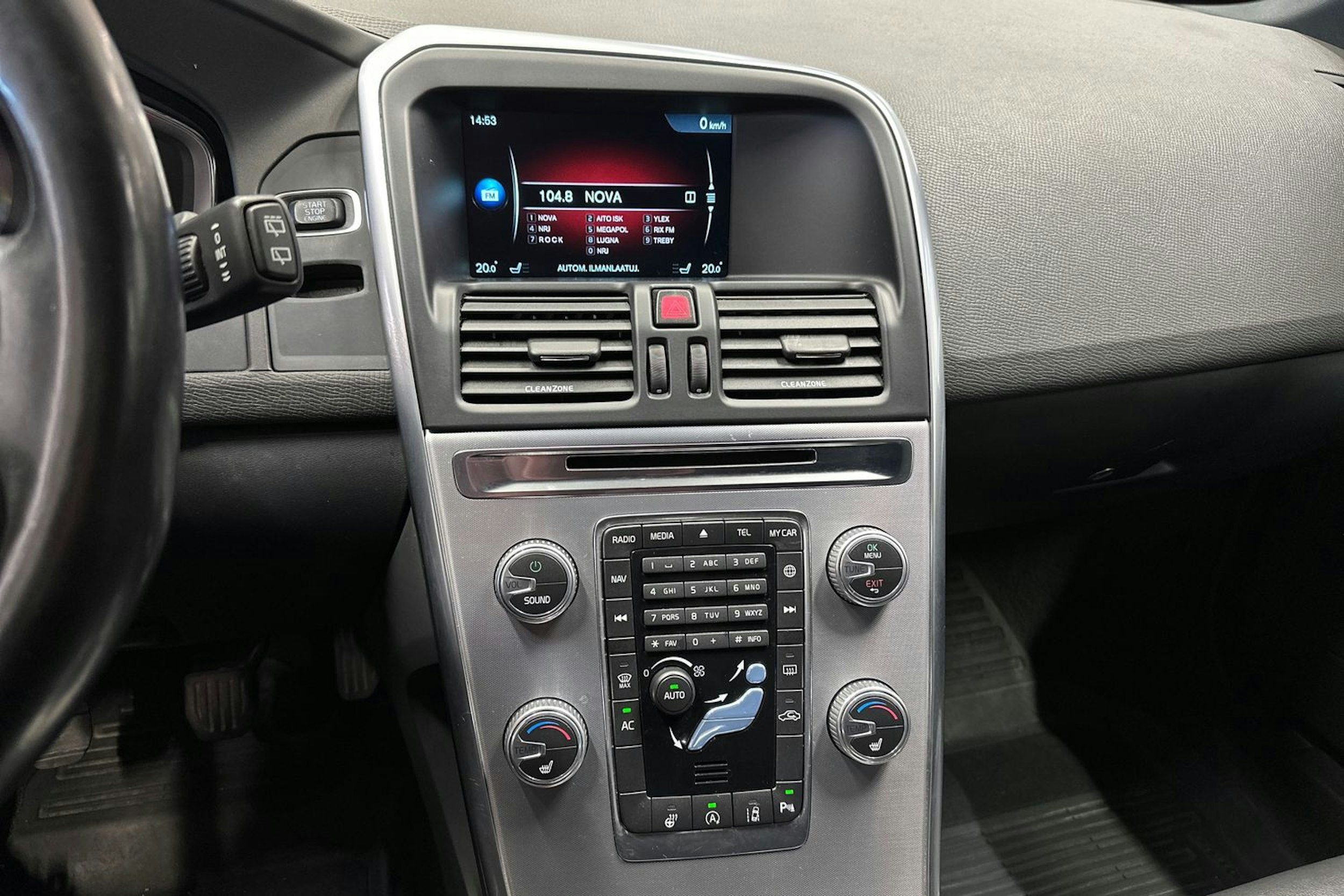musta Volvo XC60 2016 kuva 22.