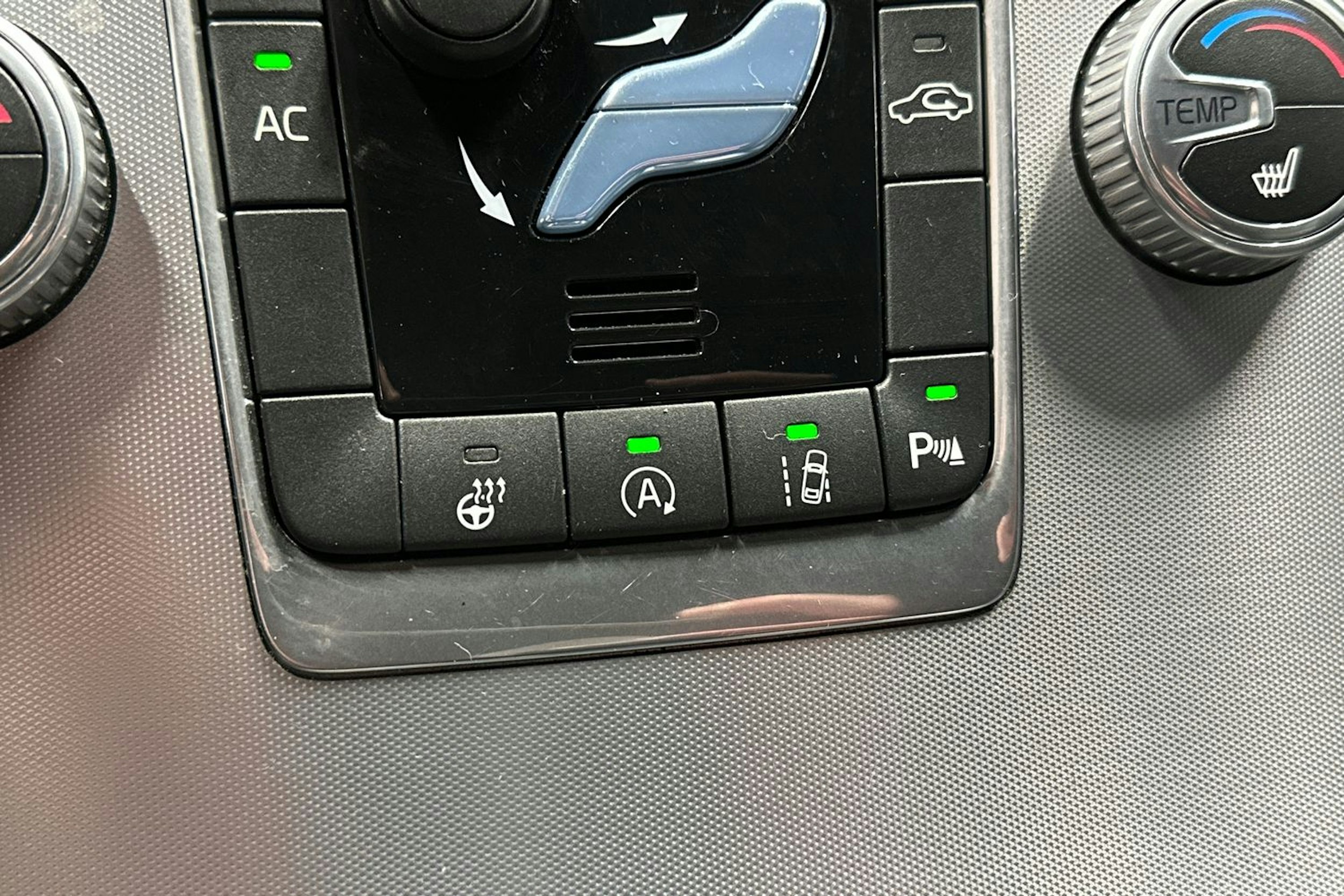 musta Volvo XC60 2016 kuva 23.