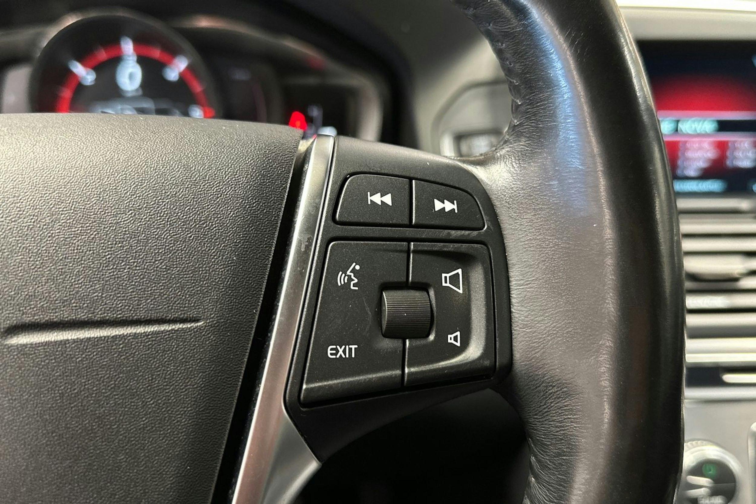 musta Volvo XC60 2016 kuva 27.