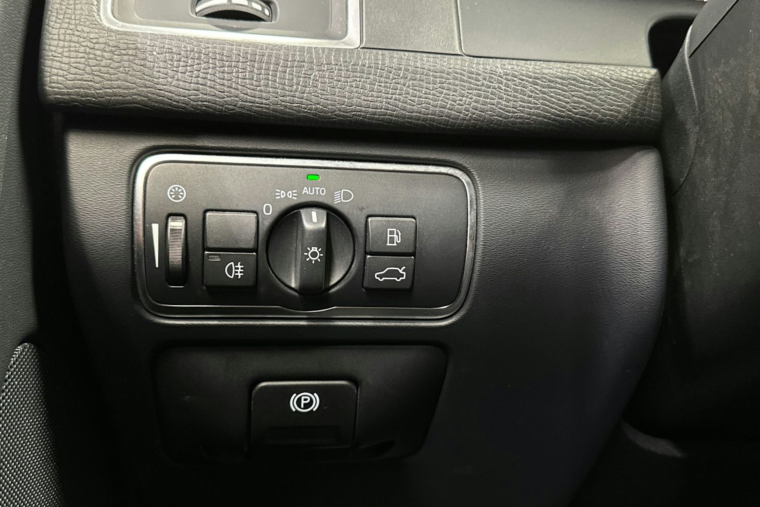 musta Volvo XC60 2016 kuva 28.