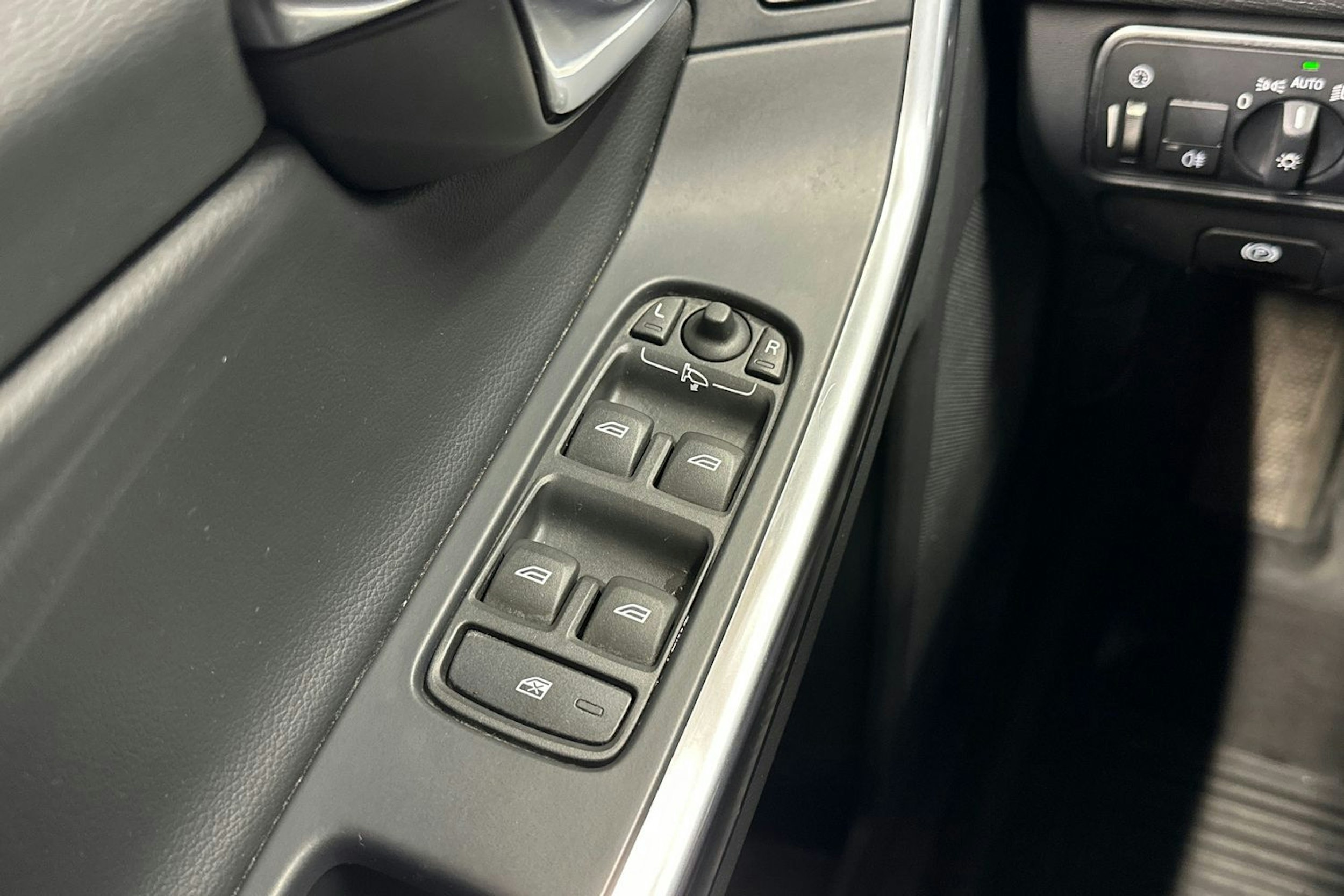 musta Volvo XC60 2016 kuva 29.