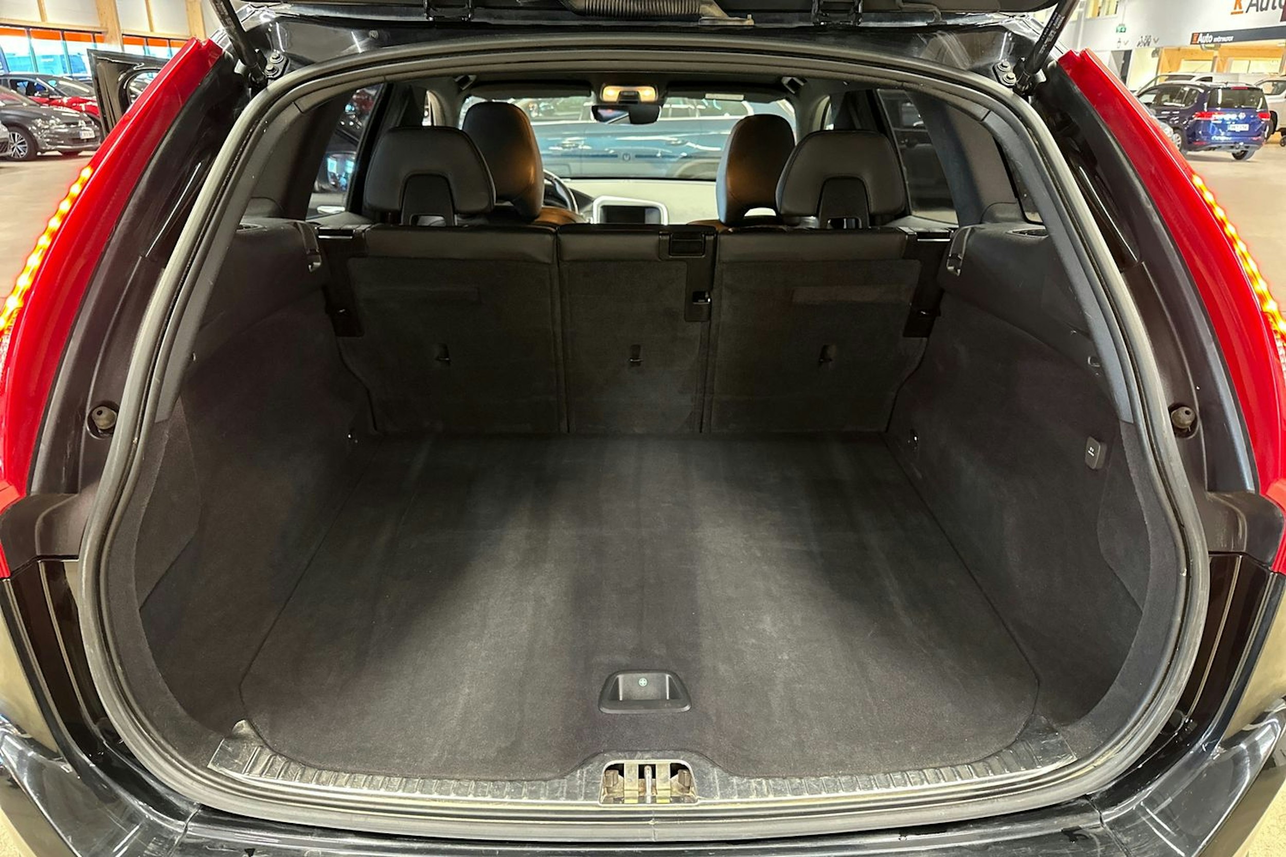 musta Volvo XC60 2016 kuva 31.