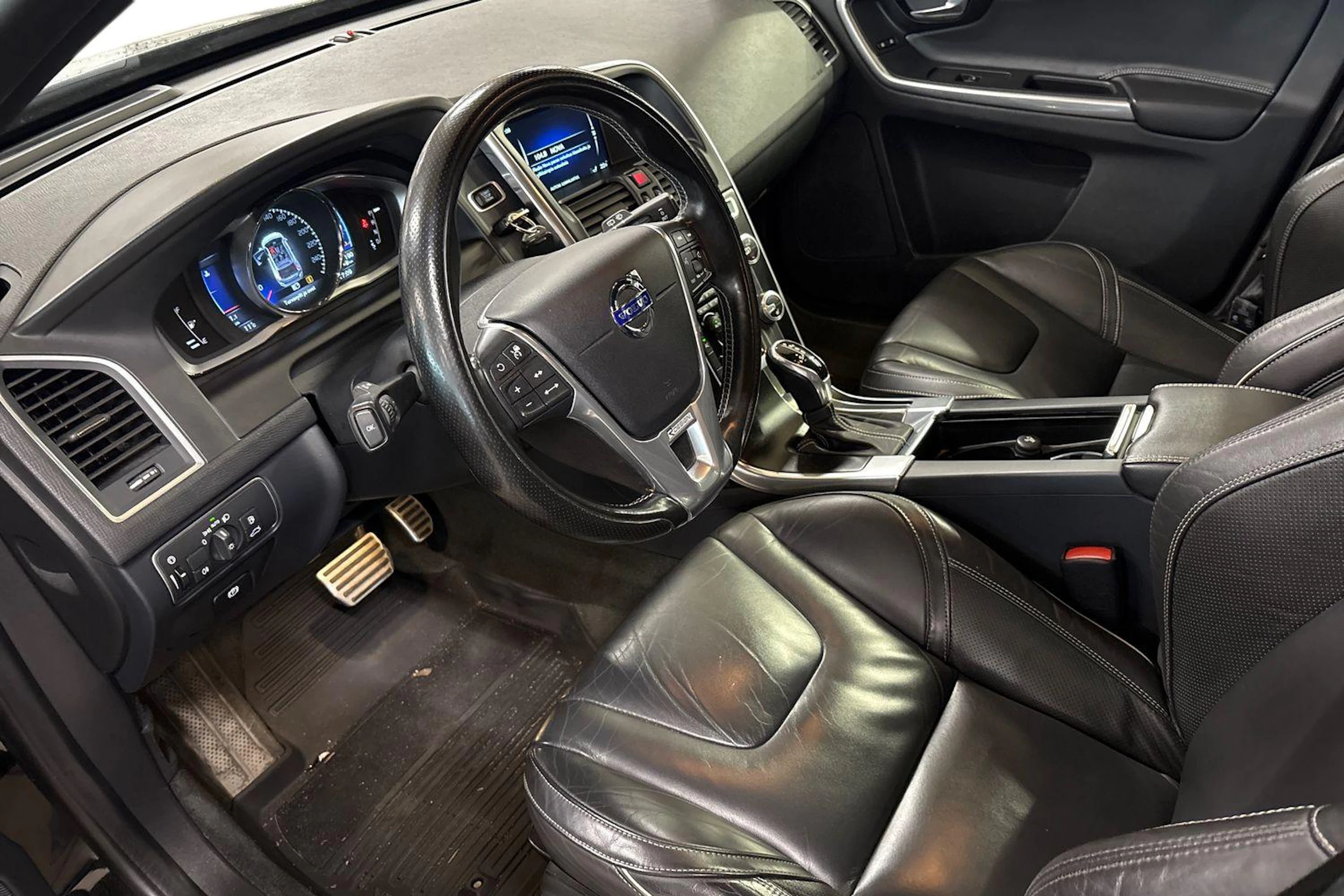 musta Volvo XC60 2016 kuva 3.