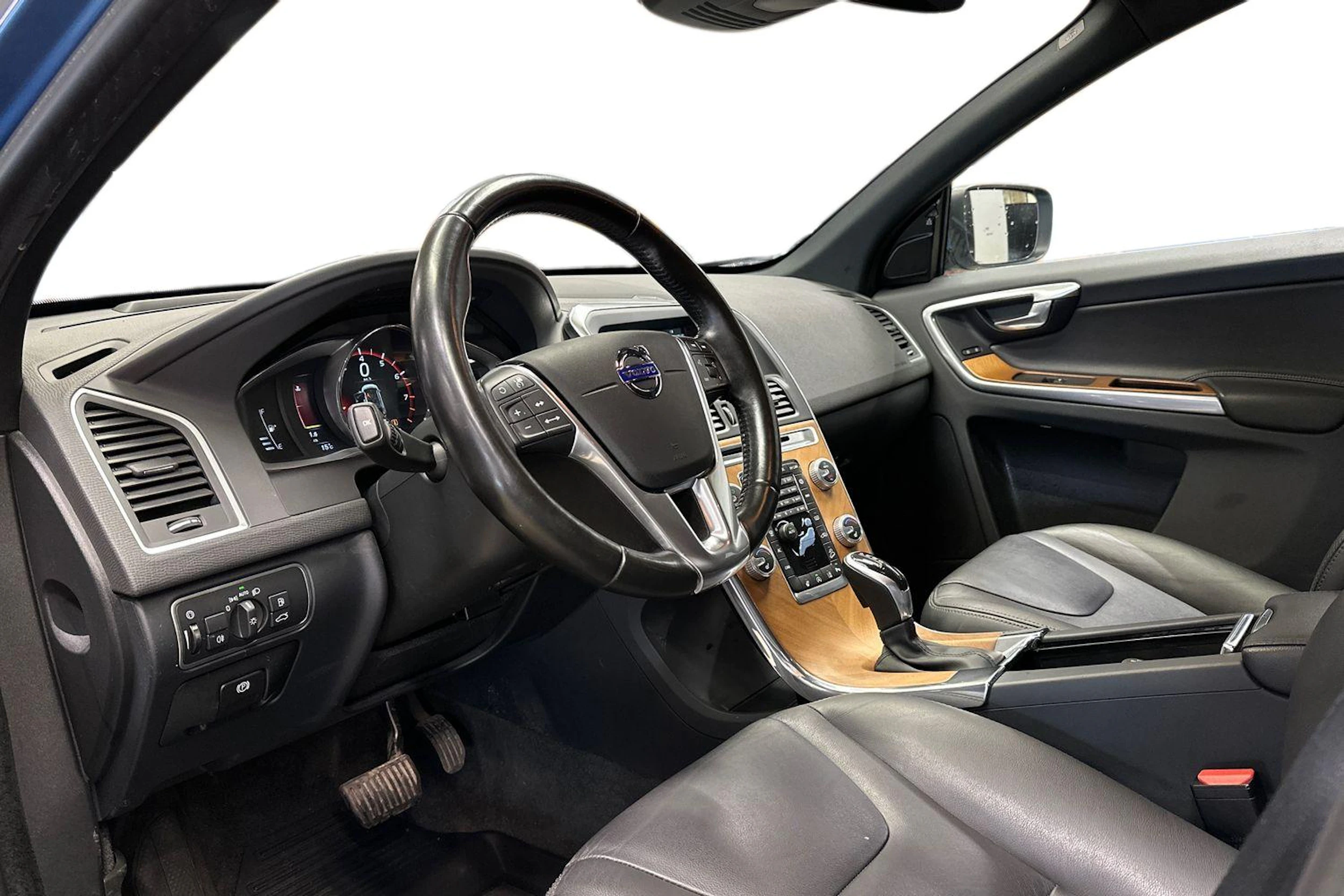 sininen Volvo XC60 2016 kuva 8.