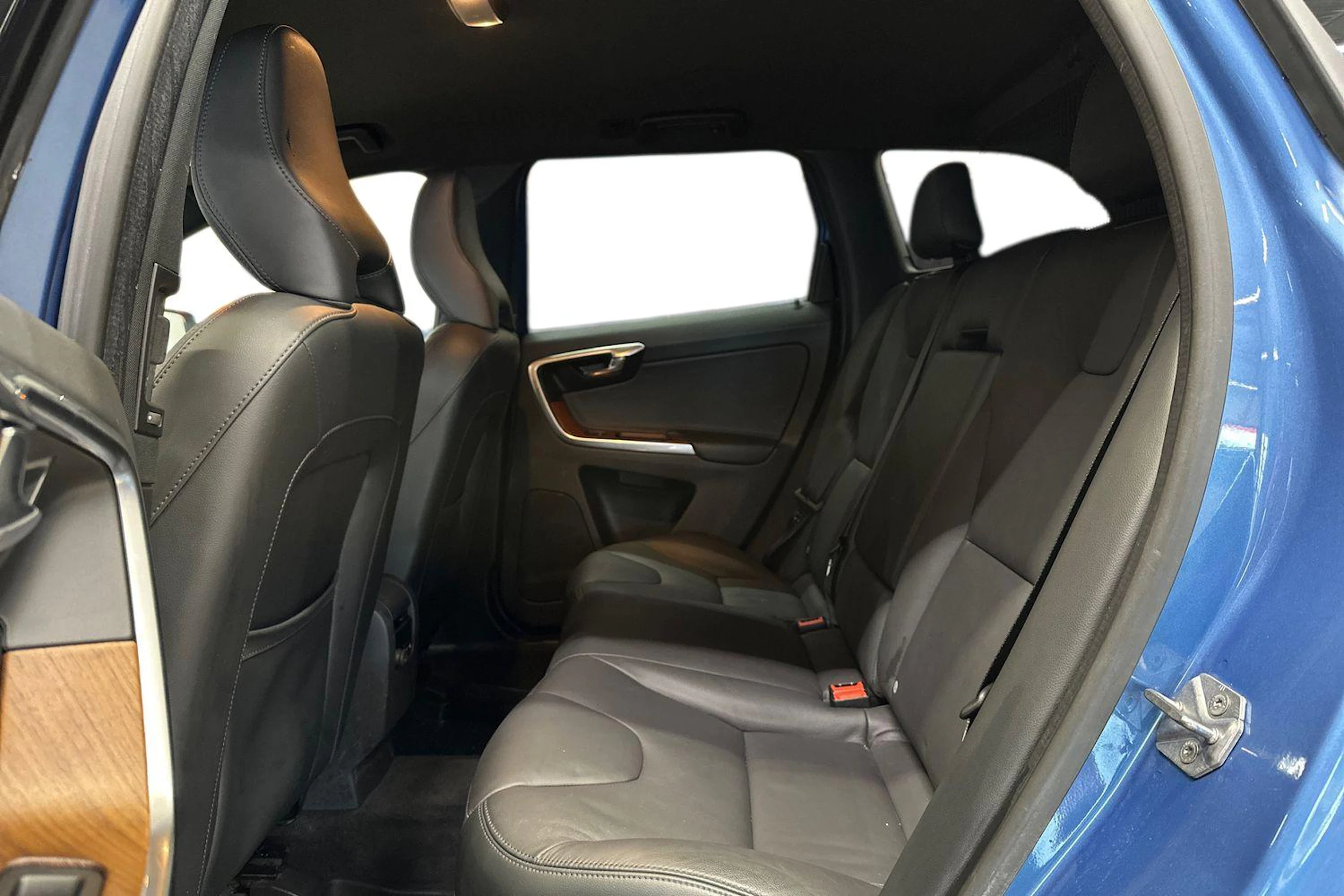 sininen Volvo XC60 2016 kuva 11.