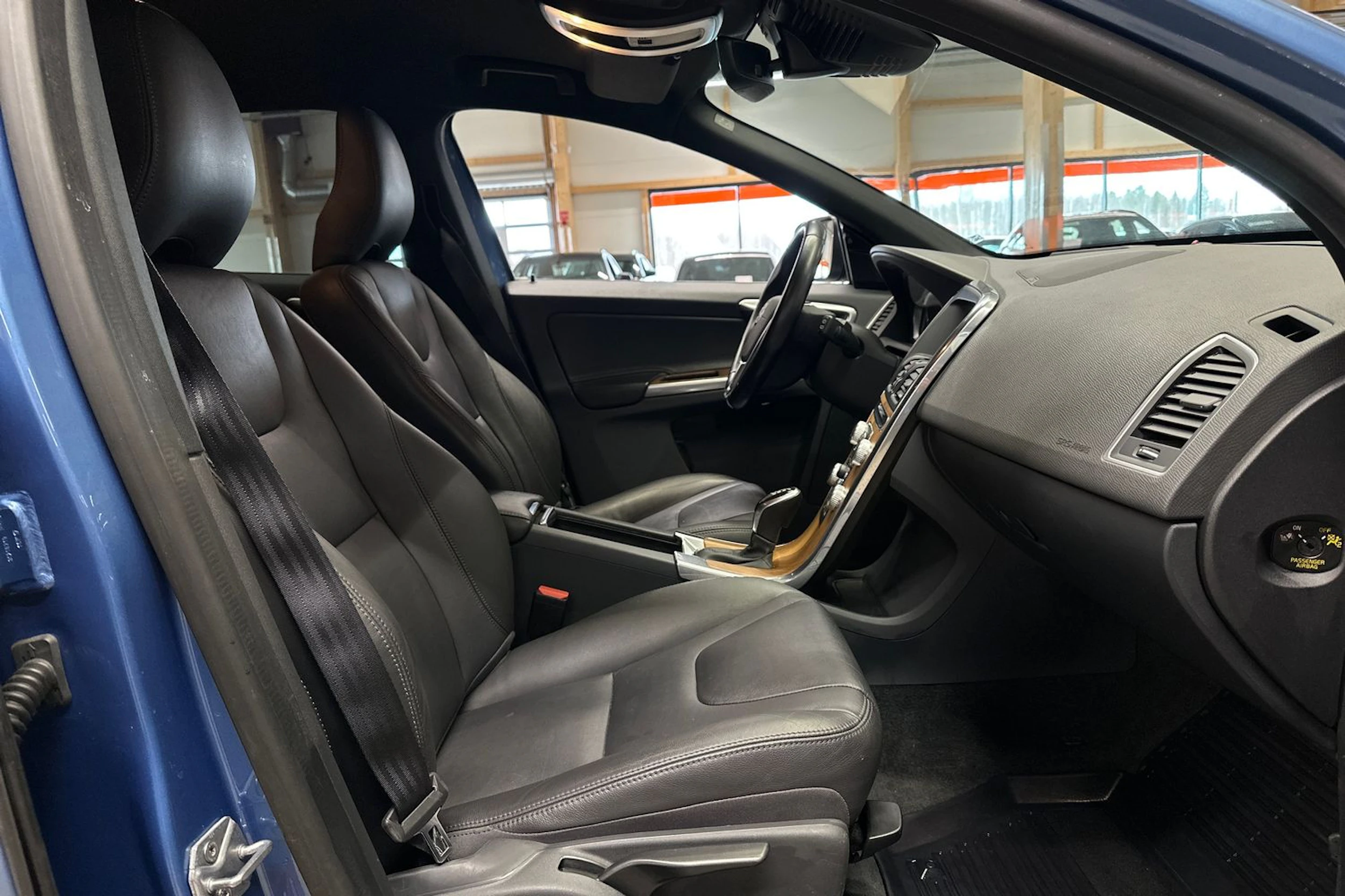 sininen Volvo XC60 2016 kuva 13.