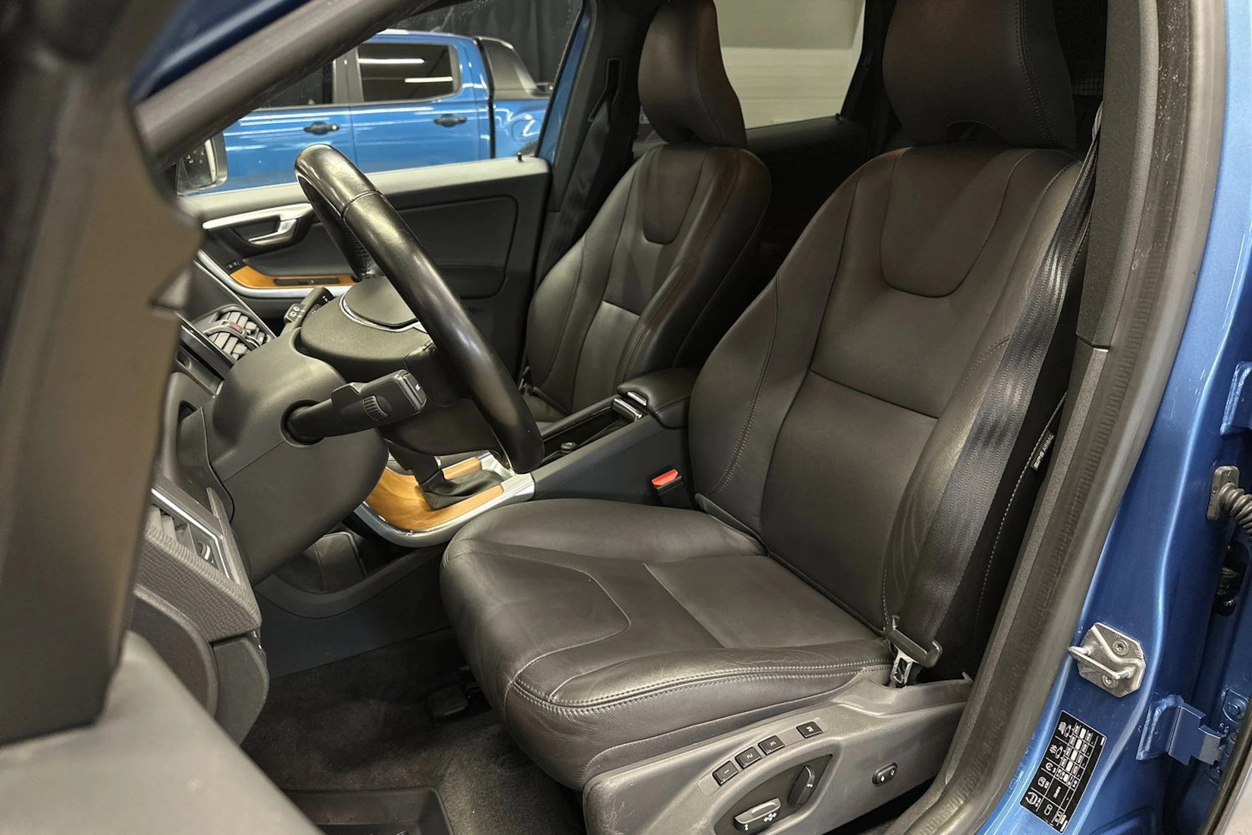 sininen Volvo XC60 2016 kuva 16.