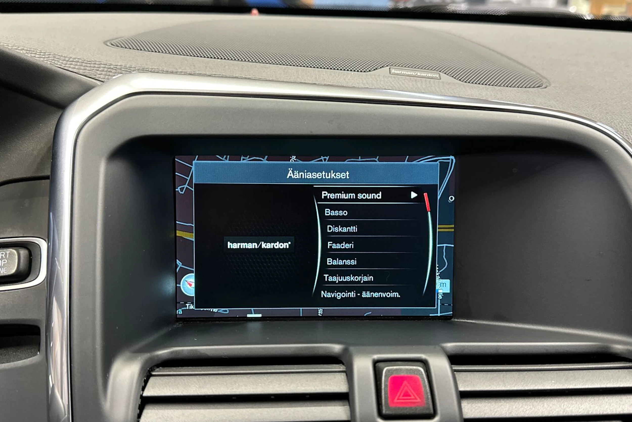 sininen Volvo XC60 2016 kuva 19.