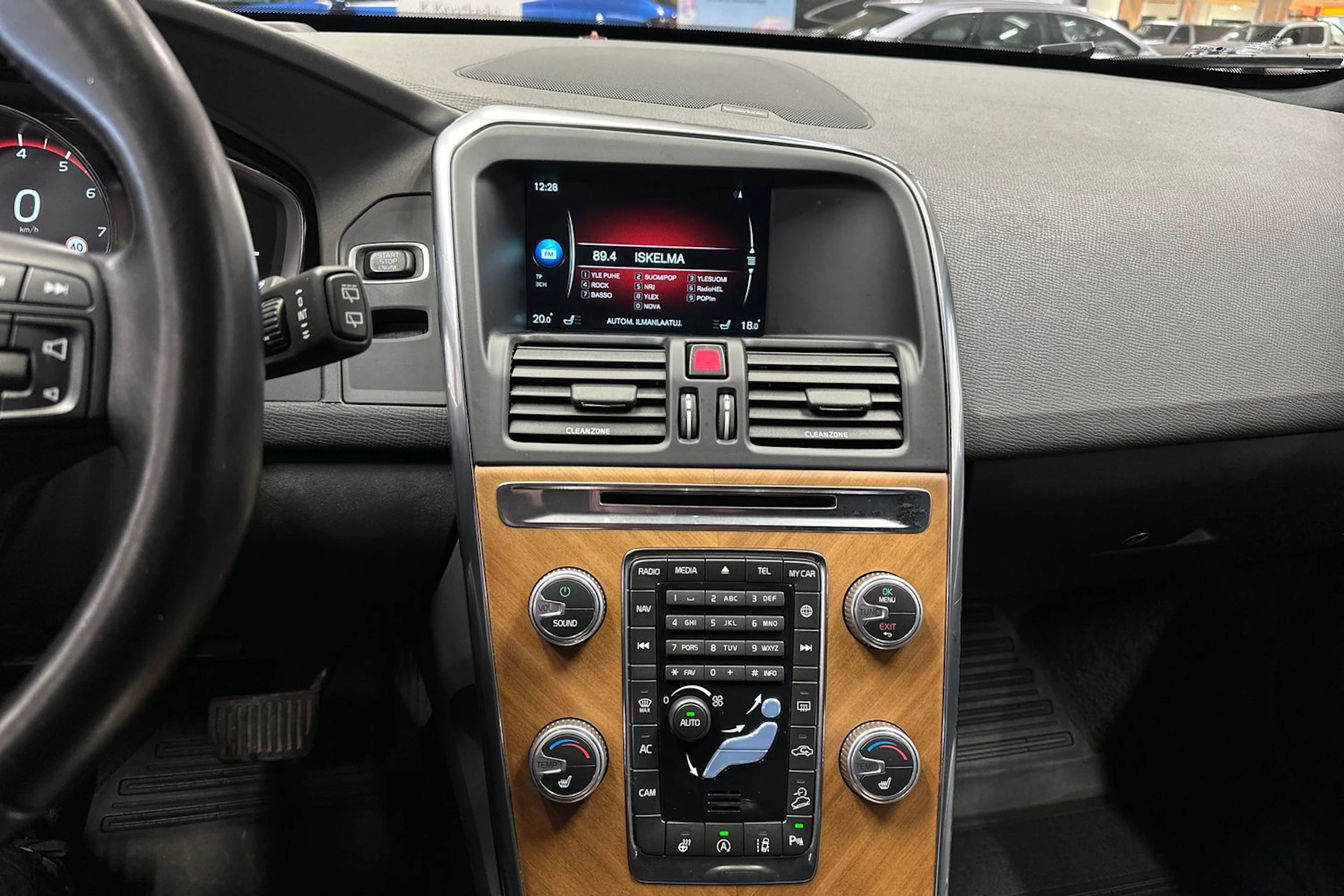 sininen Volvo XC60 2016 kuva 24.