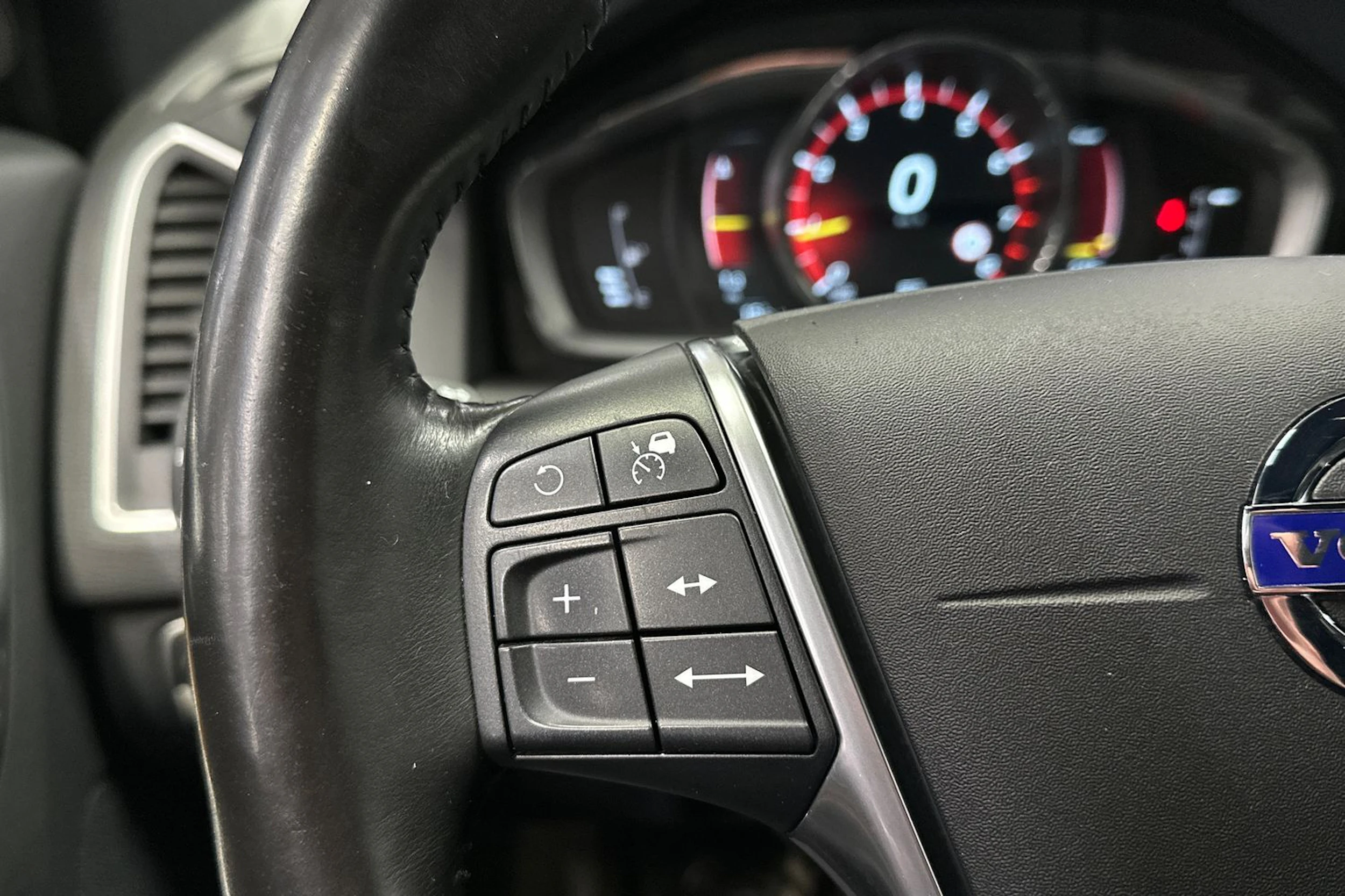 sininen Volvo XC60 2016 kuva 29.