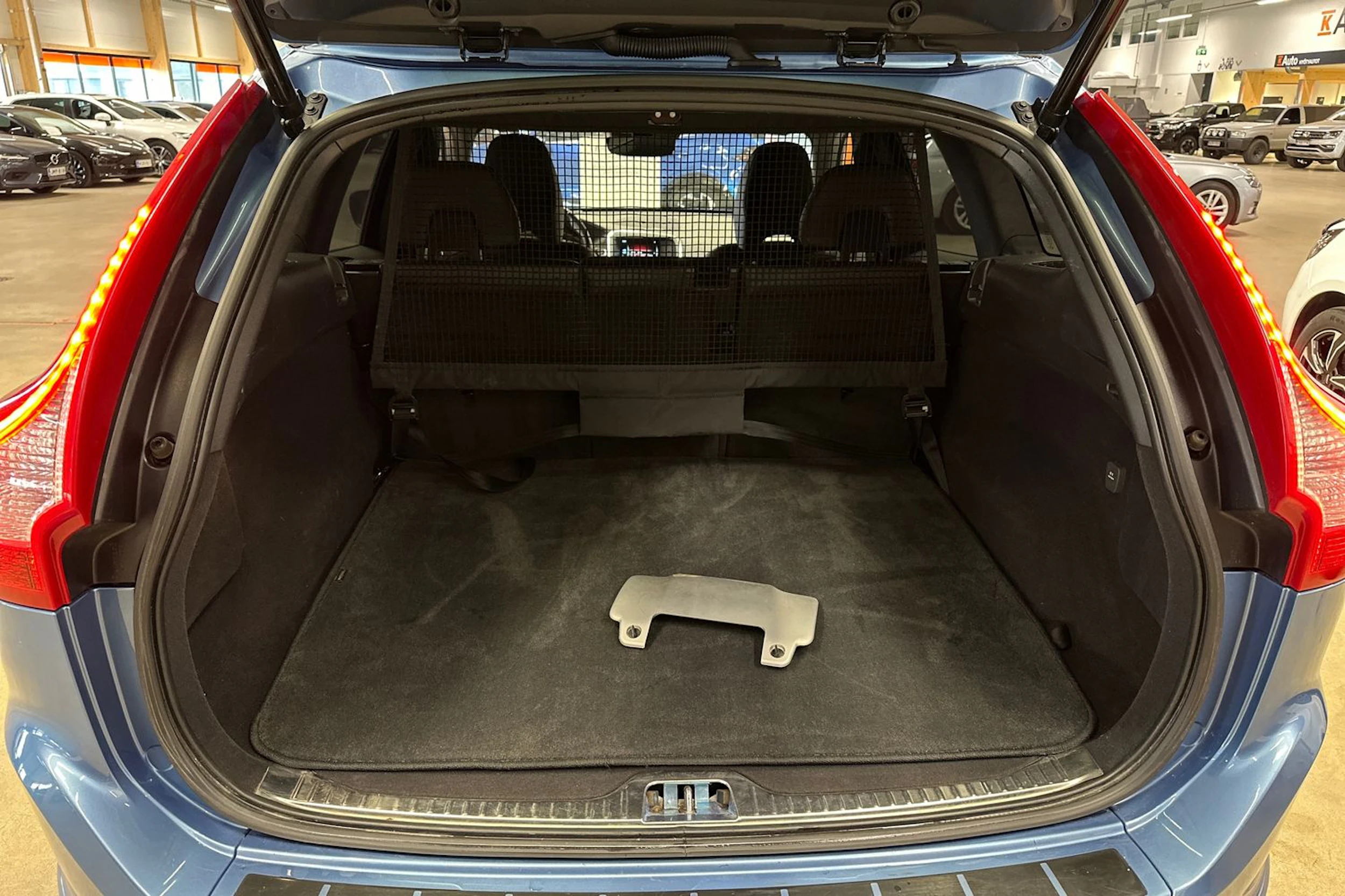 sininen Volvo XC60 2016 kuva 34.