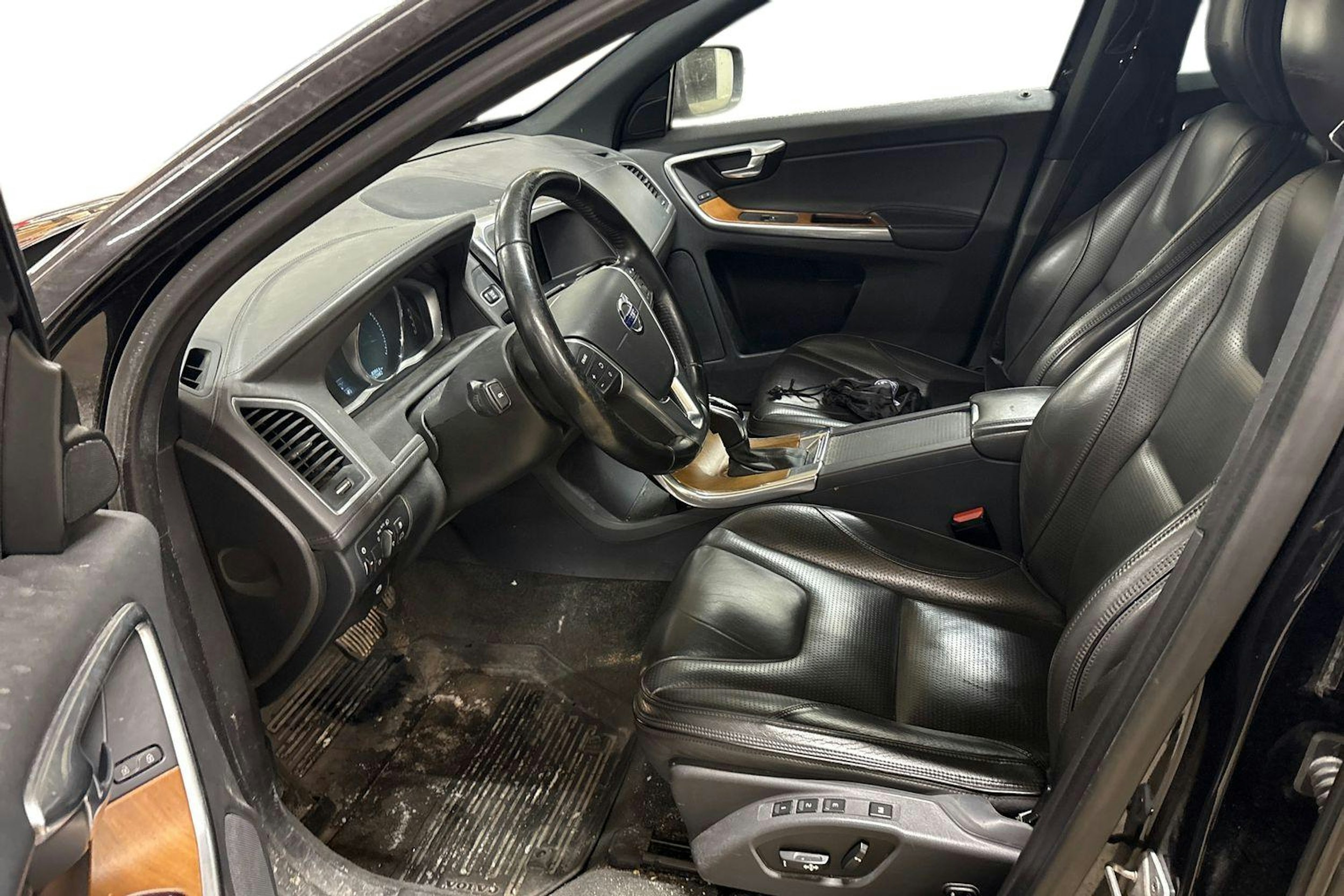 musta Volvo XC60 2016 kuva 3.