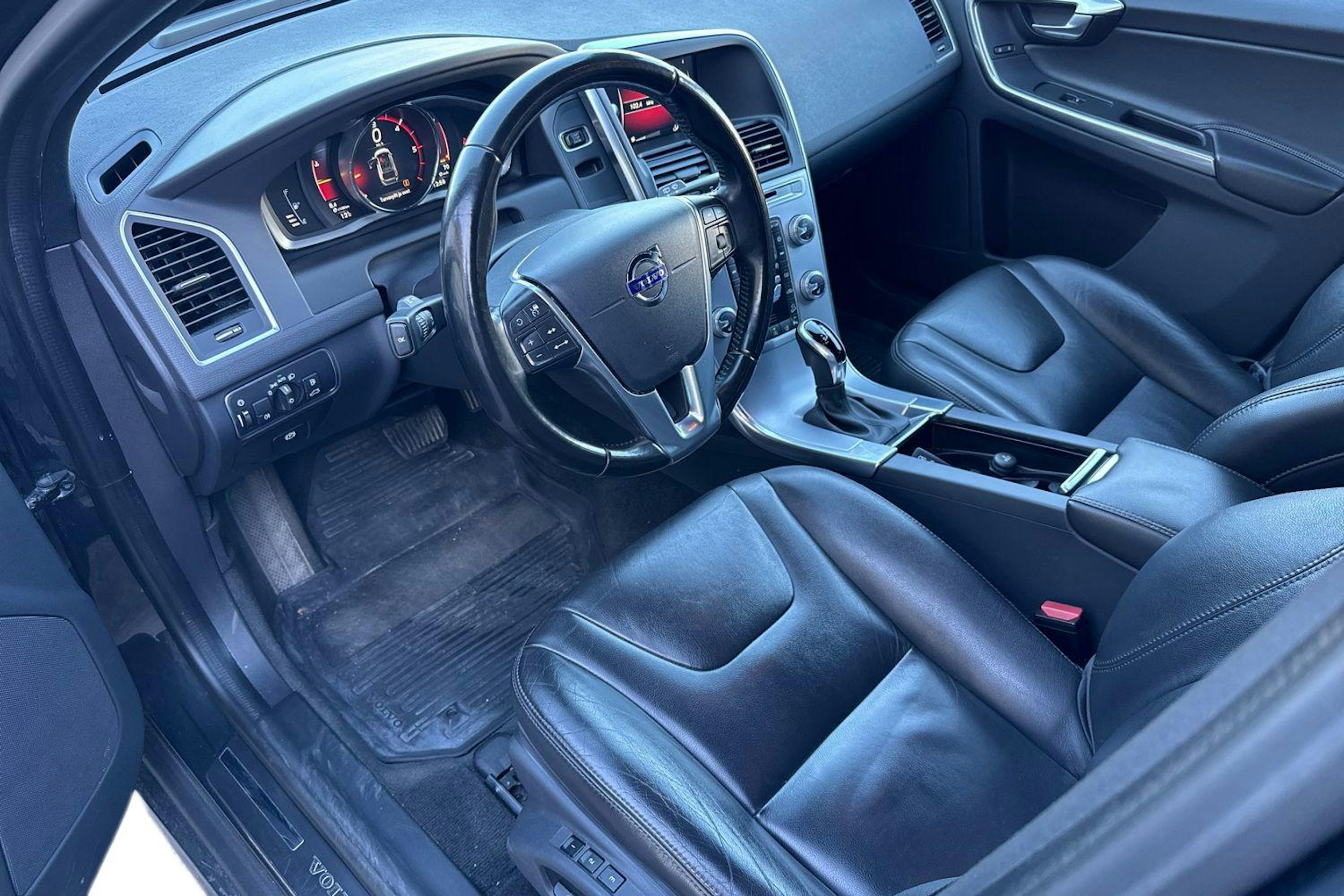 harmaa Volvo XC60 2016 kuva 3.