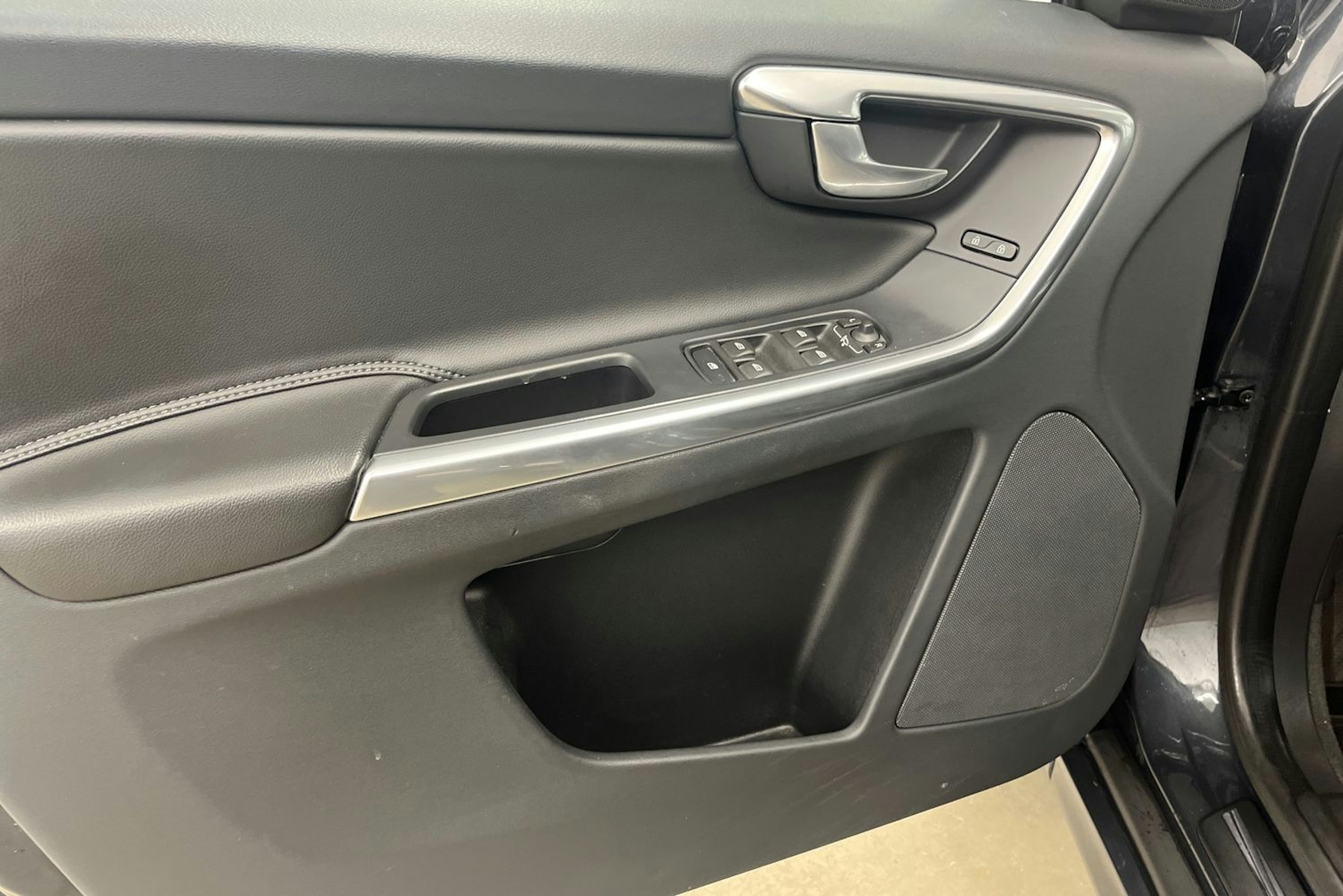 harmaa Volvo XC60 2016 kuva 14.