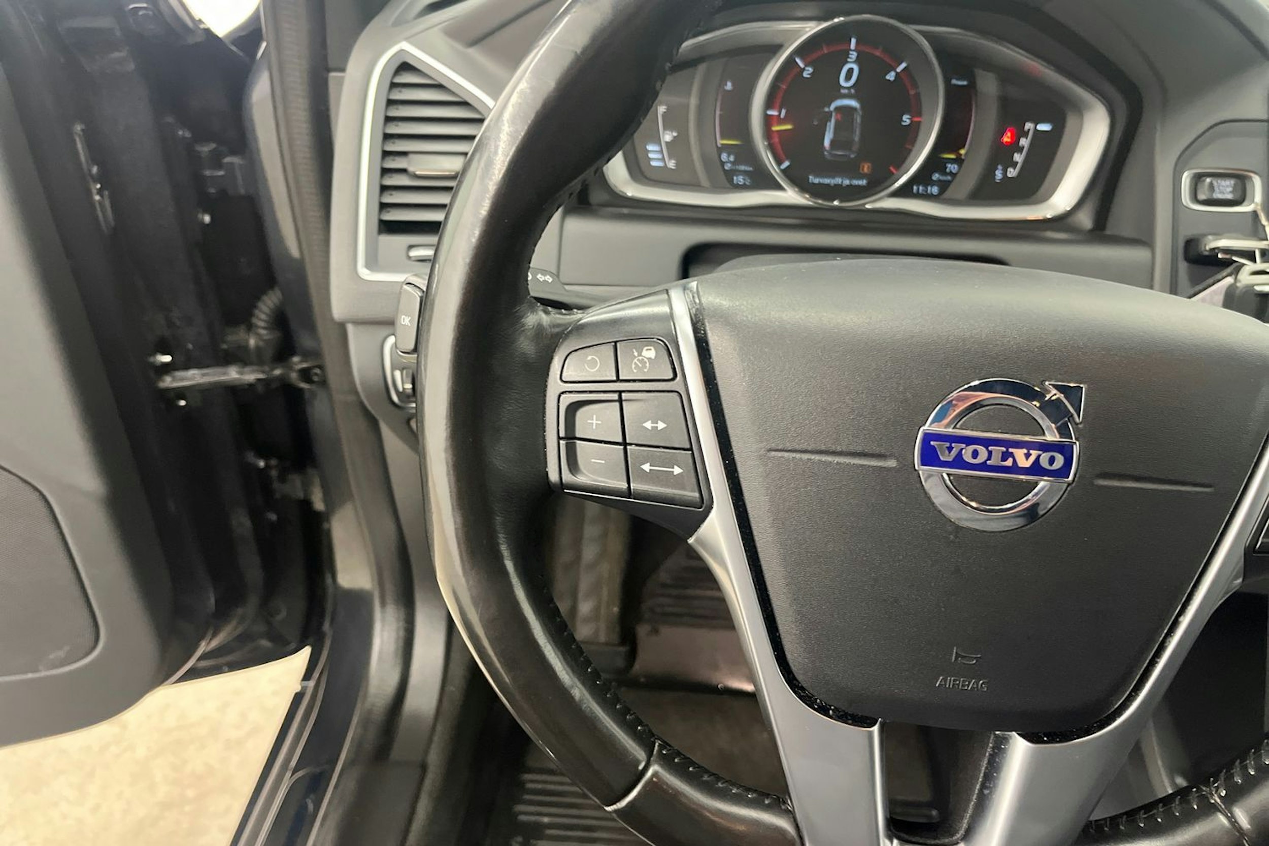 harmaa Volvo XC60 2016 kuva 16.