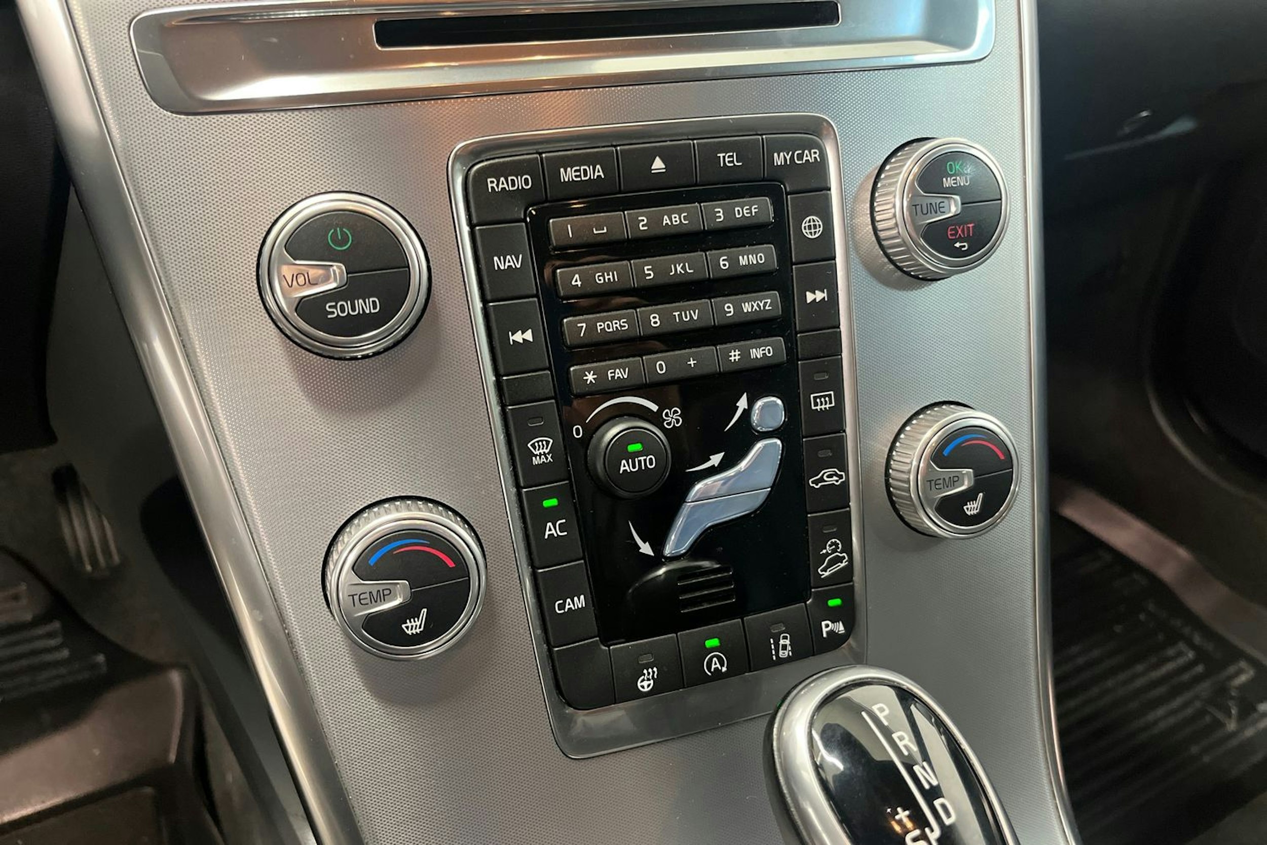 harmaa Volvo XC60 2016 kuva 19.