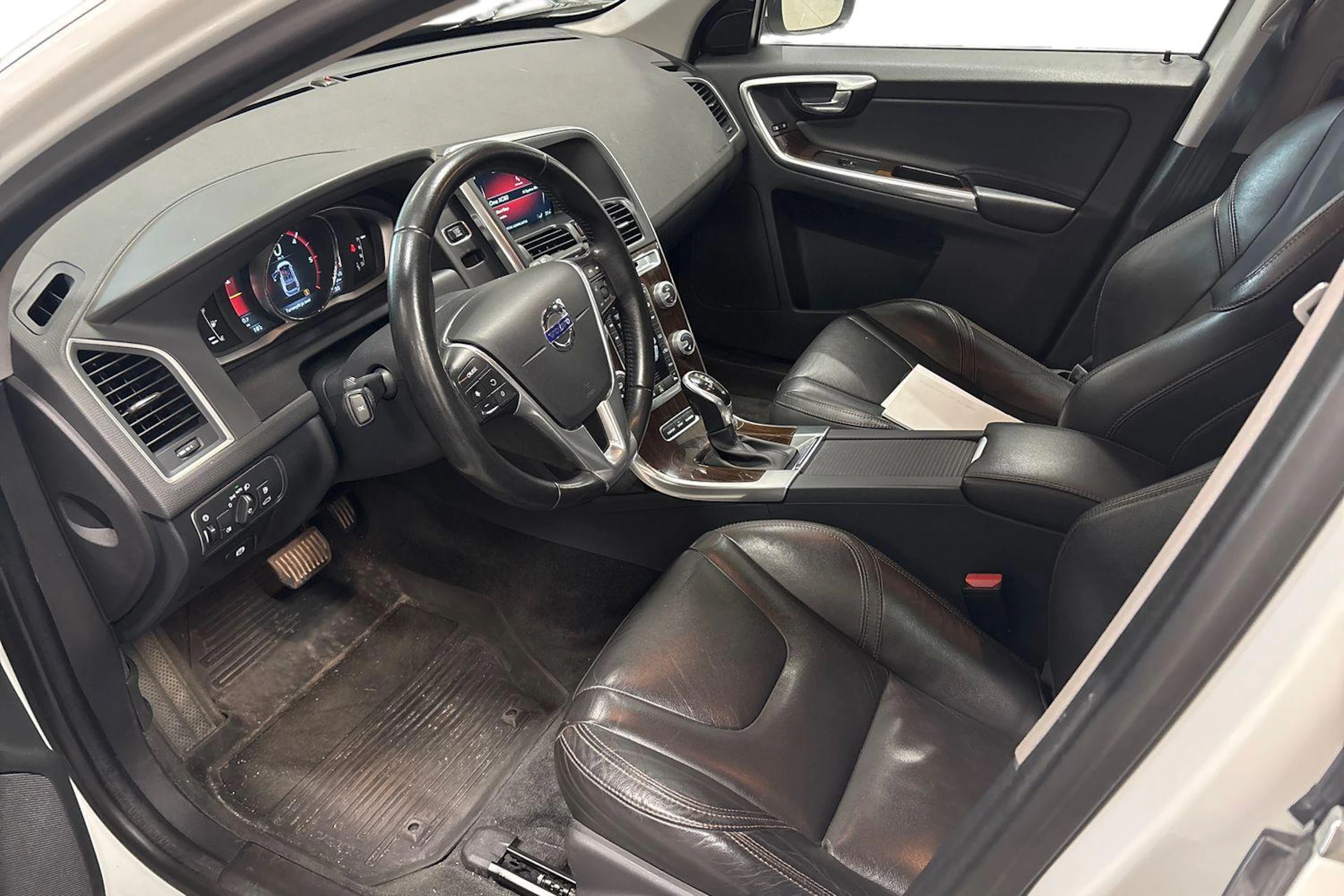 valkoinen Volvo XC60 2016 kuva 3.