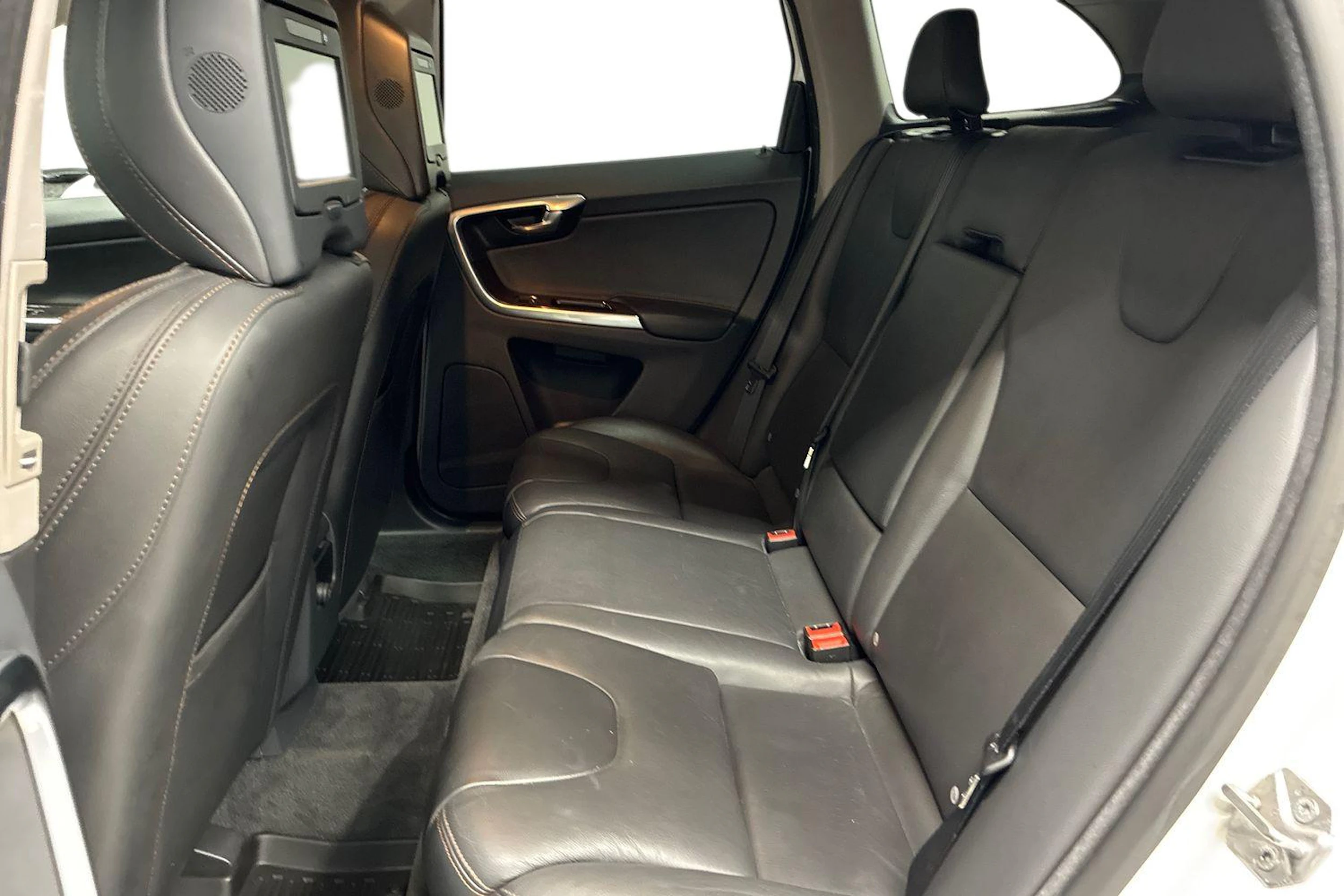 valkoinen Volvo XC60 2016 kuva 8.