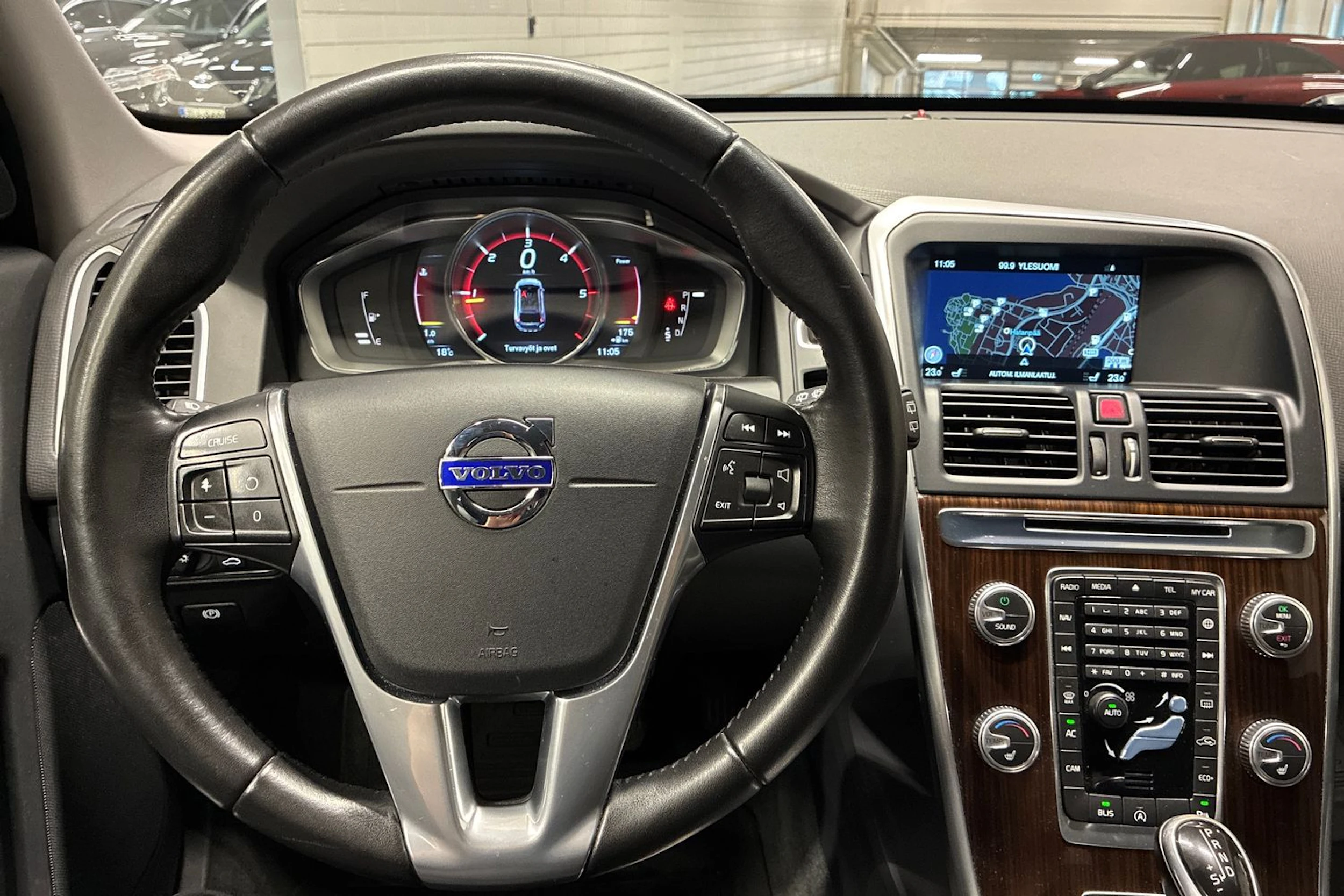 valkoinen Volvo XC60 2016 kuva 12.