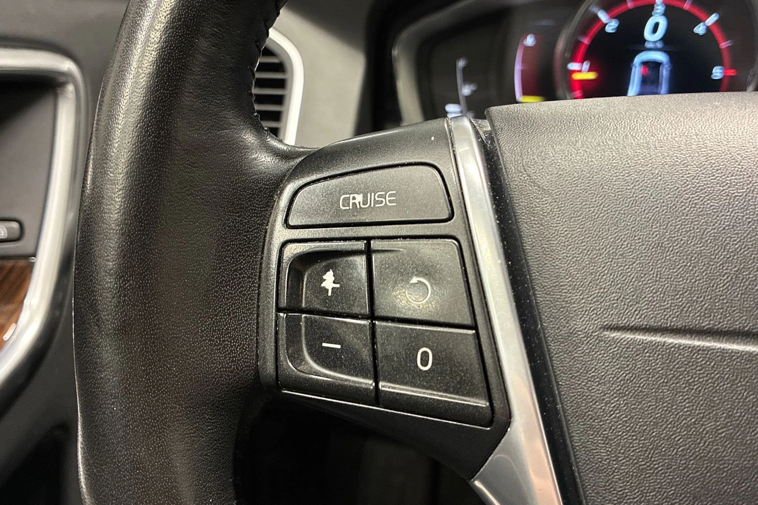 valkoinen Volvo XC60 2016 kuva 14.
