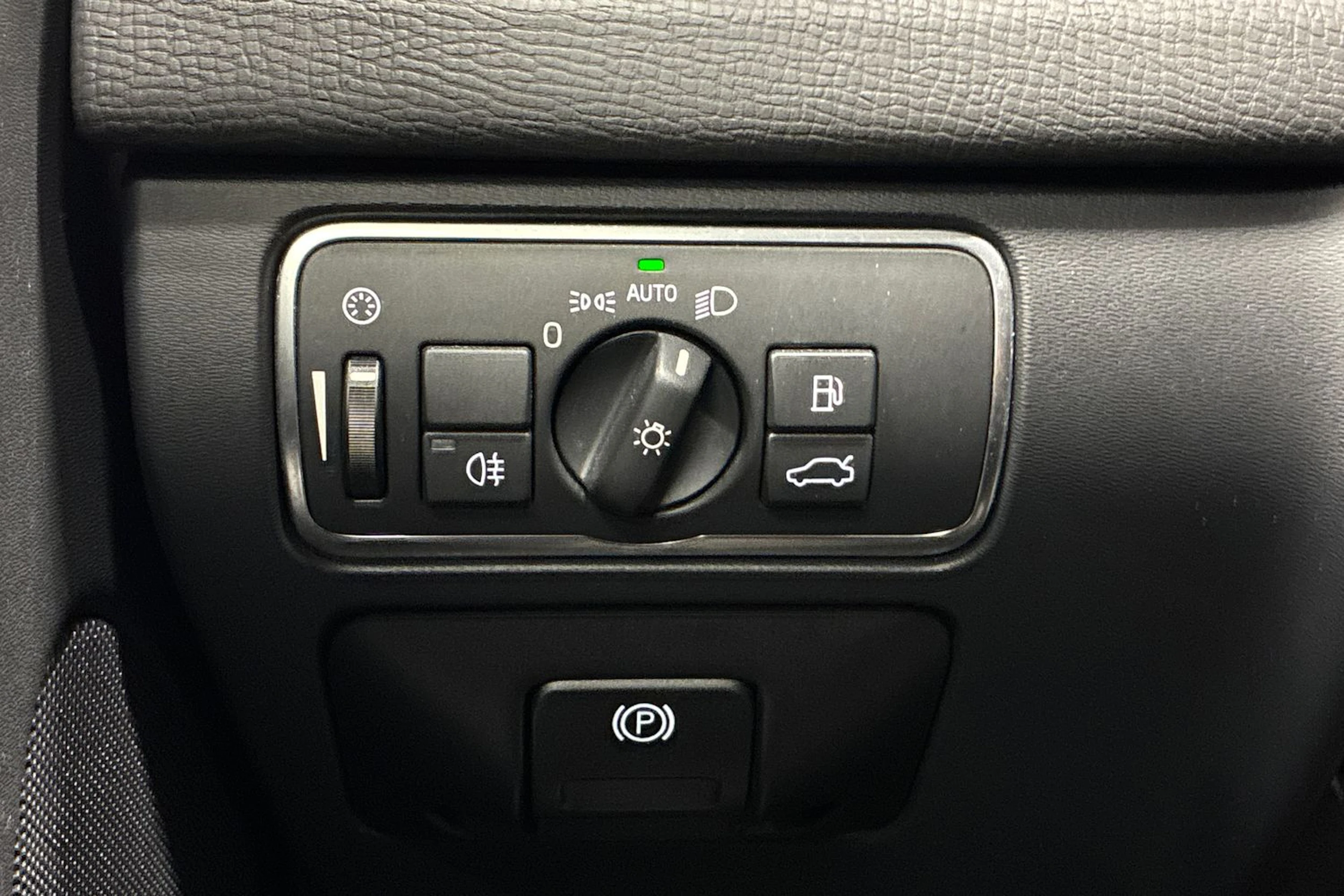 valkoinen Volvo XC60 2016 kuva 16.