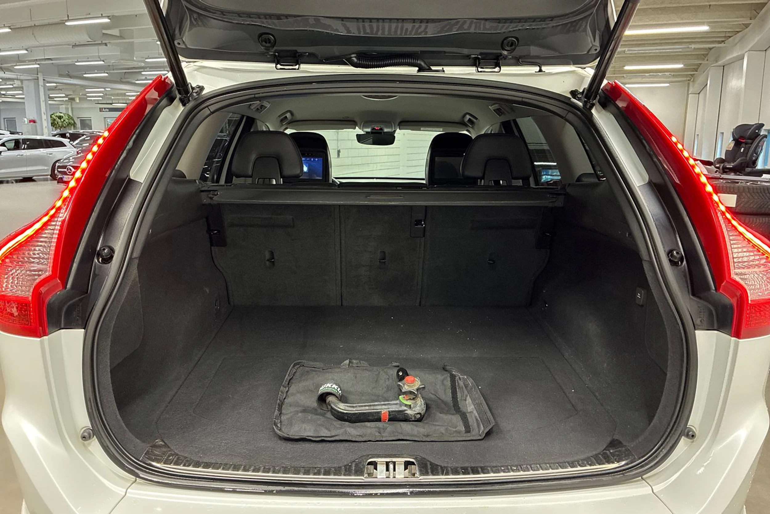valkoinen Volvo XC60 2016 kuva 25.