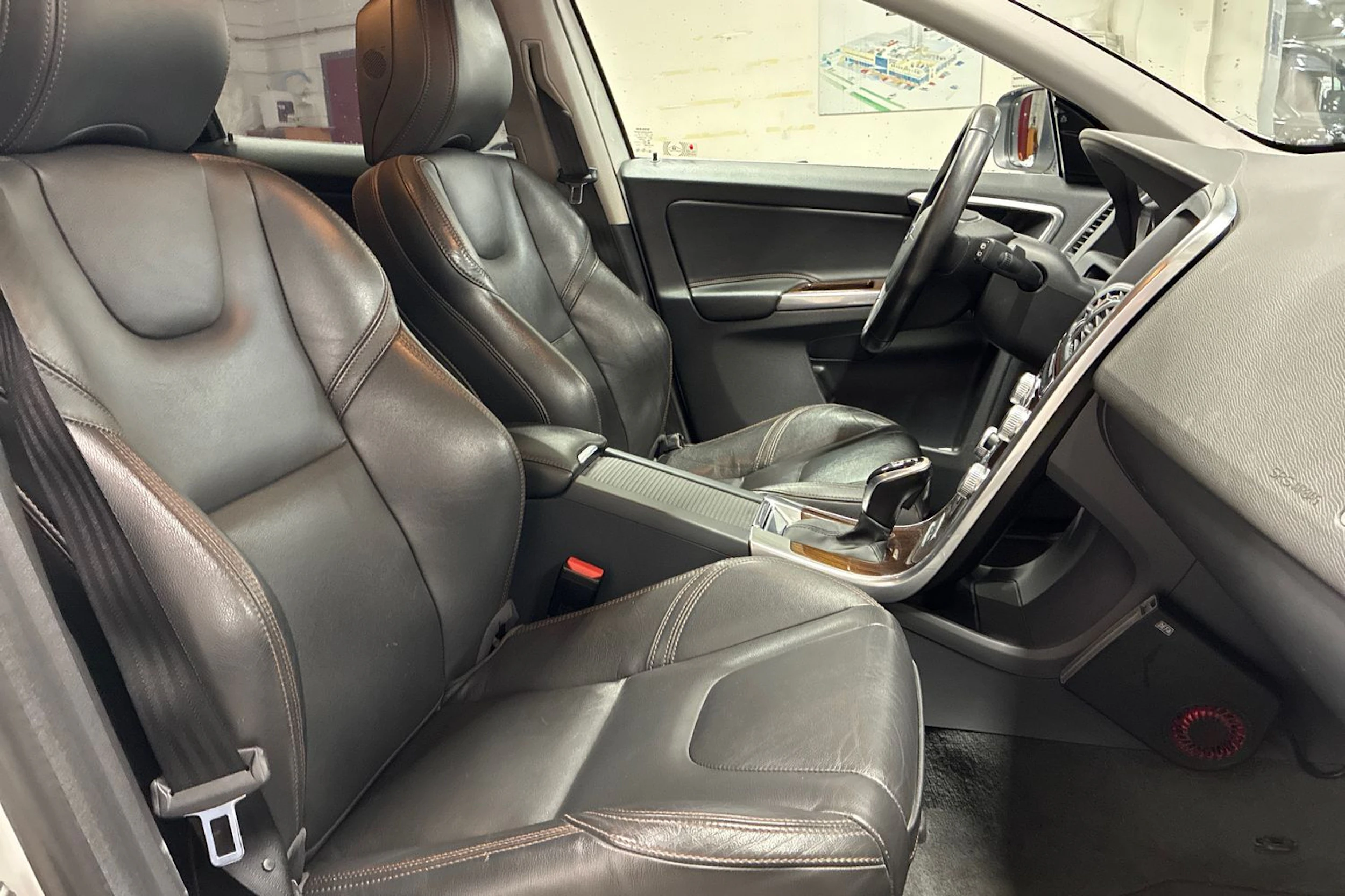valkoinen Volvo XC60 2016 kuva 28.