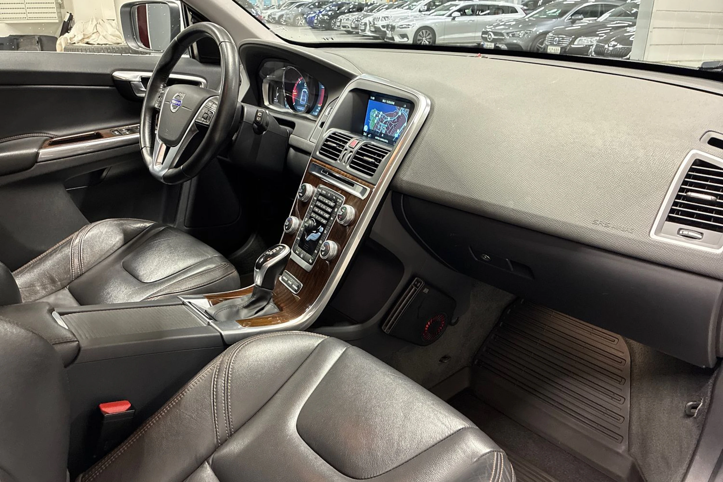 valkoinen Volvo XC60 2016 kuva 29.