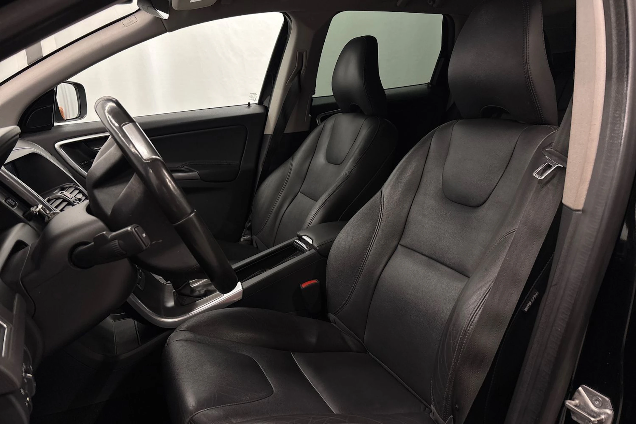 musta Volvo XC60 2016 kuva 11.
