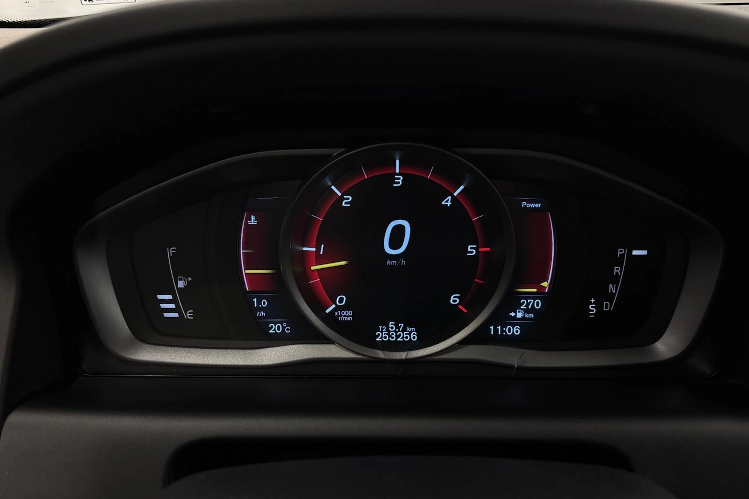 musta Volvo XC60 2016 kuva 13.