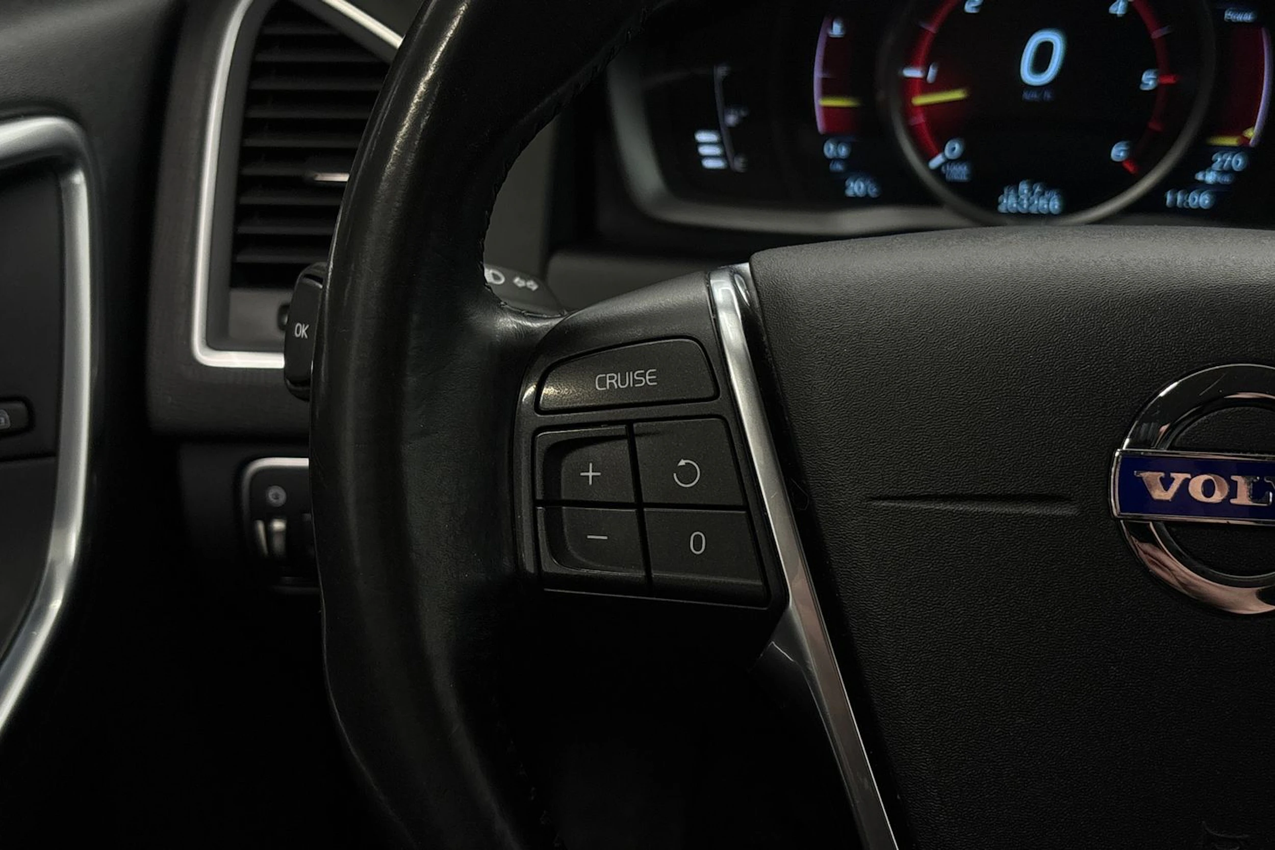 musta Volvo XC60 2016 kuva 14.