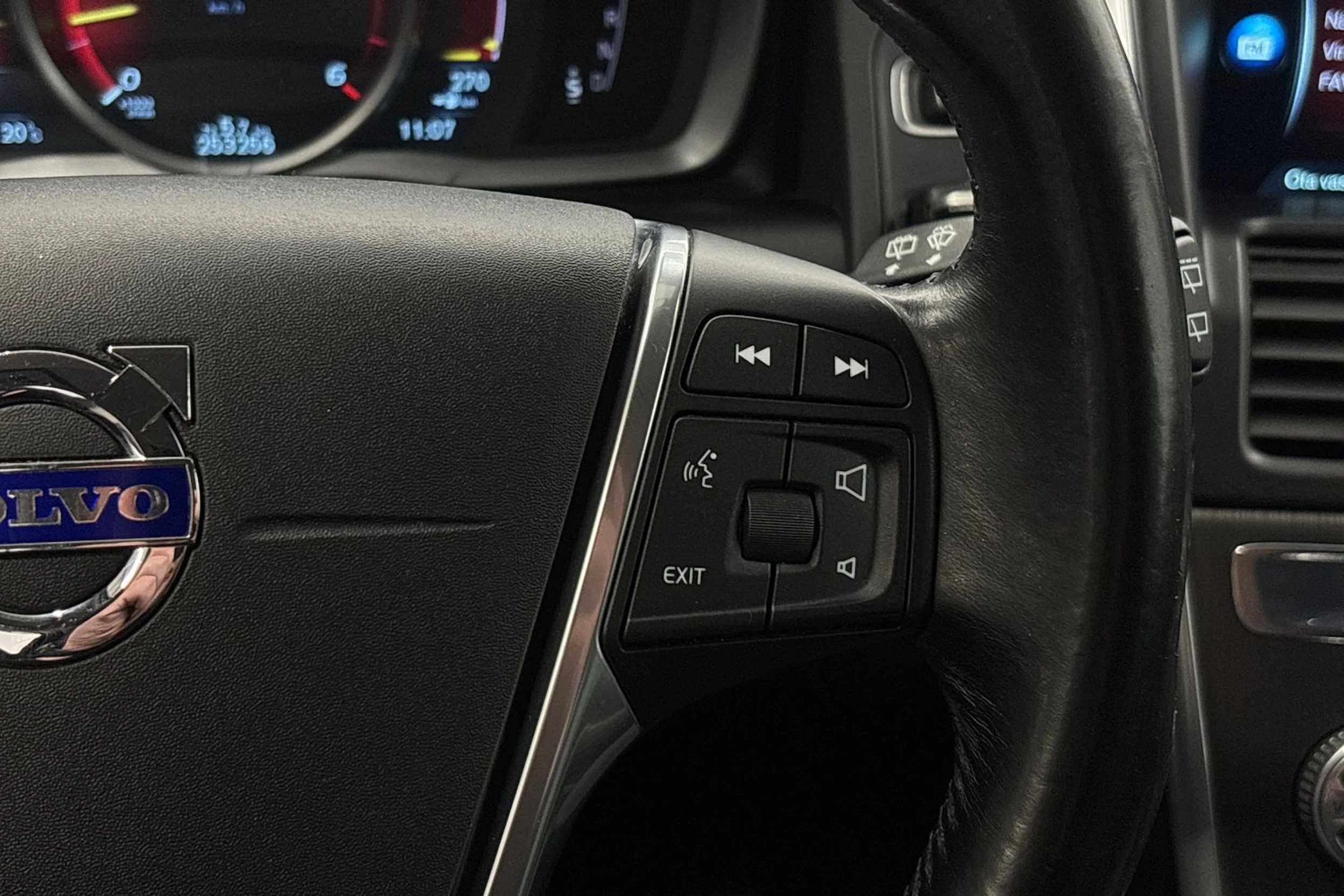 musta Volvo XC60 2016 kuva 15.