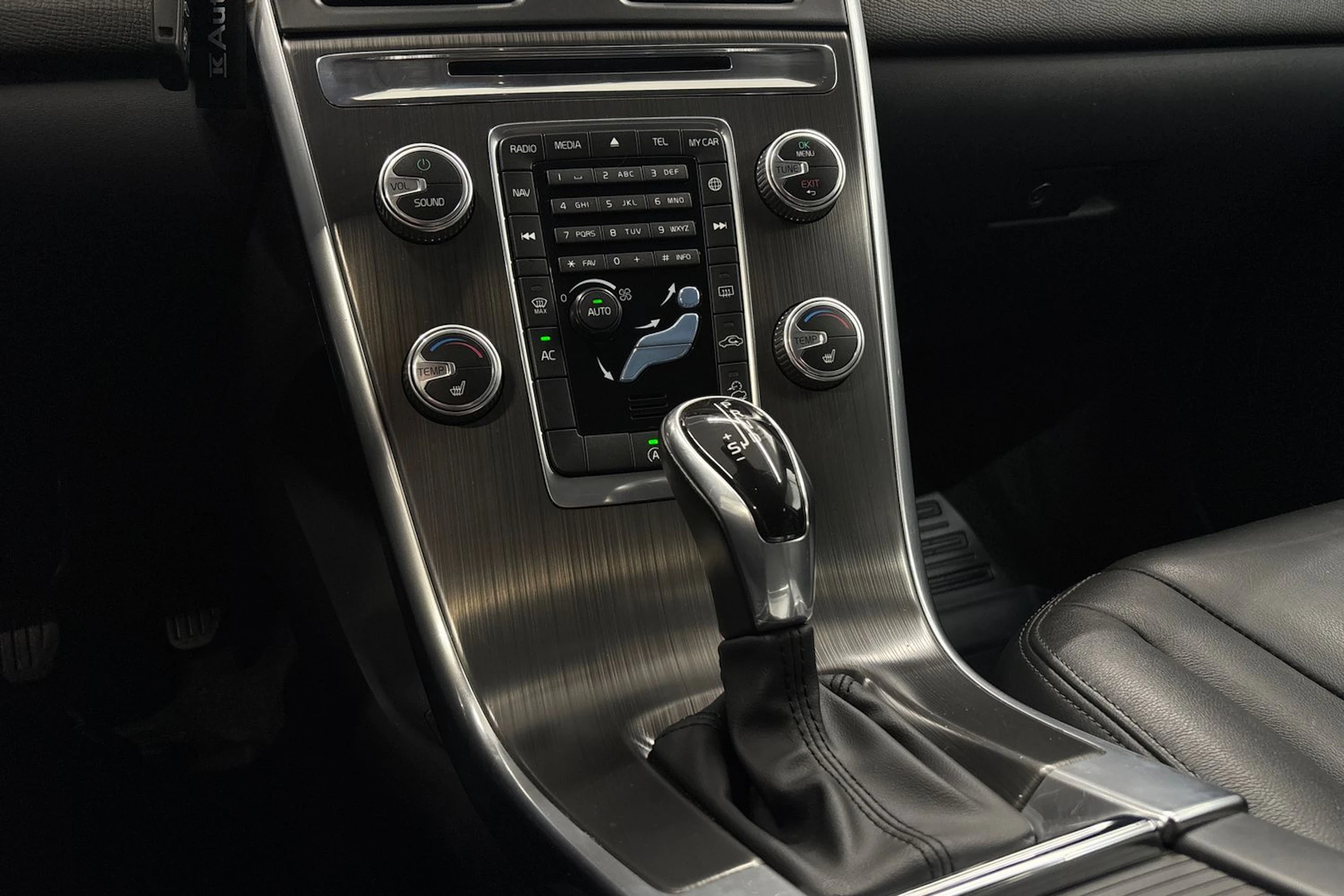 musta Volvo XC60 2016 kuva 16.