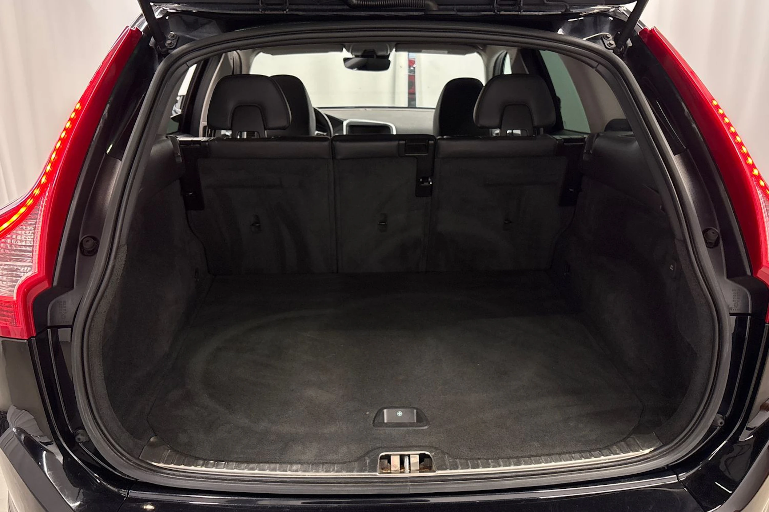 musta Volvo XC60 2016 kuva 22.