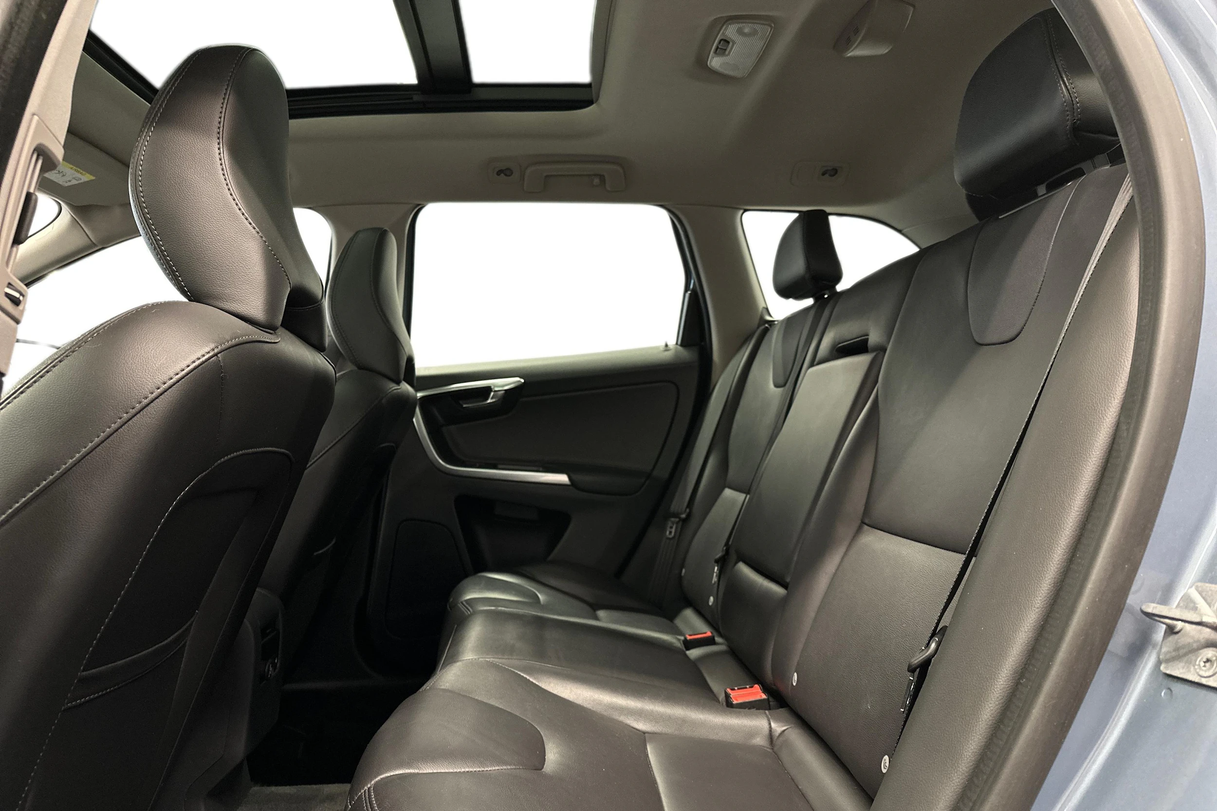 sininen Volvo XC60 2017 kuva 11.