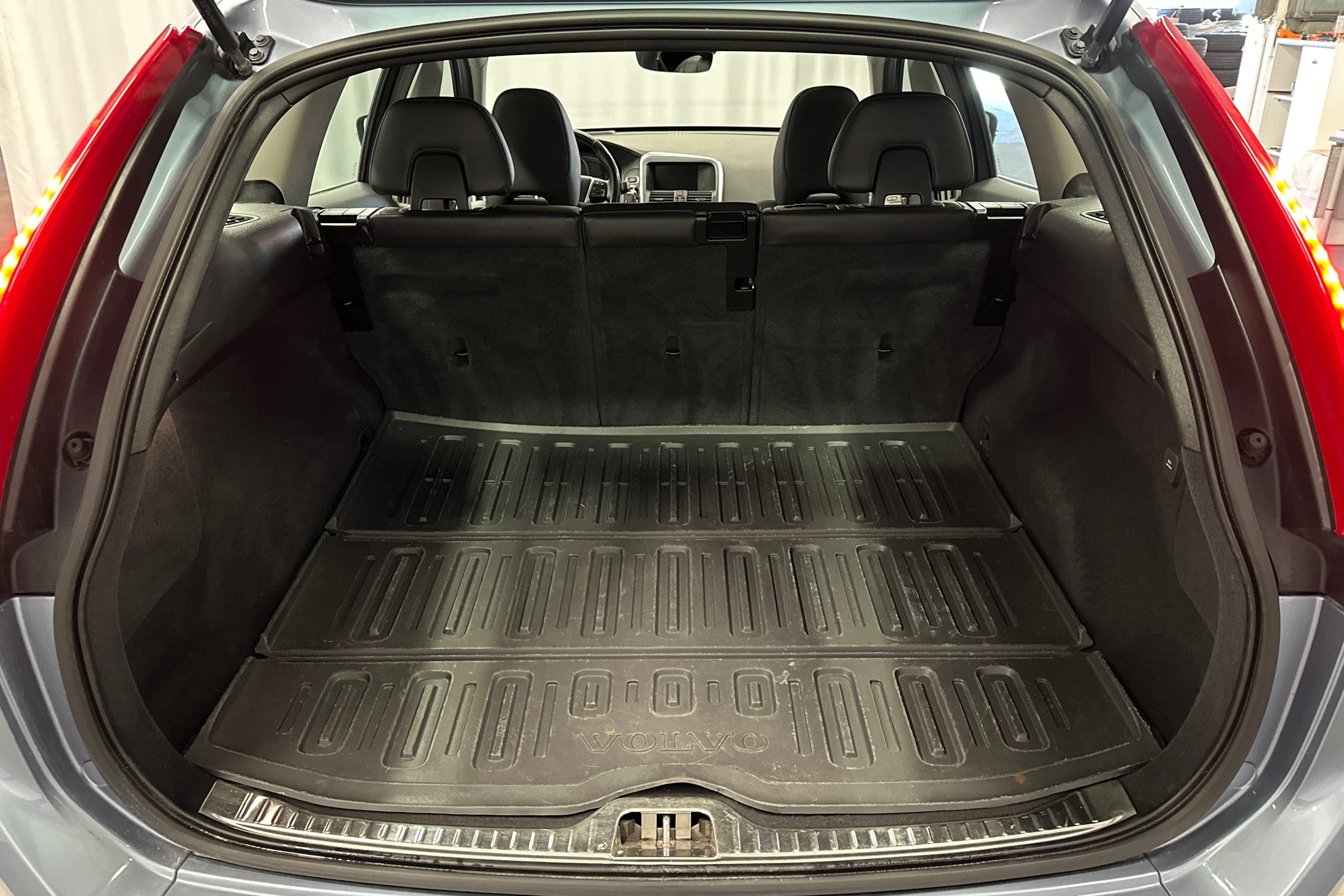 sininen Volvo XC60 2017 kuva 15.