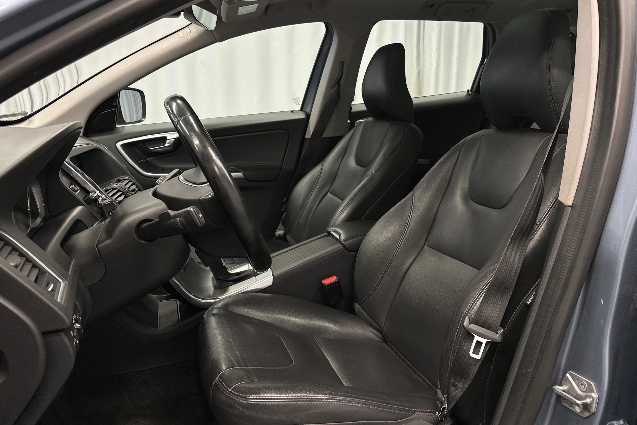 sininen Volvo XC60 2017 kuva 17.