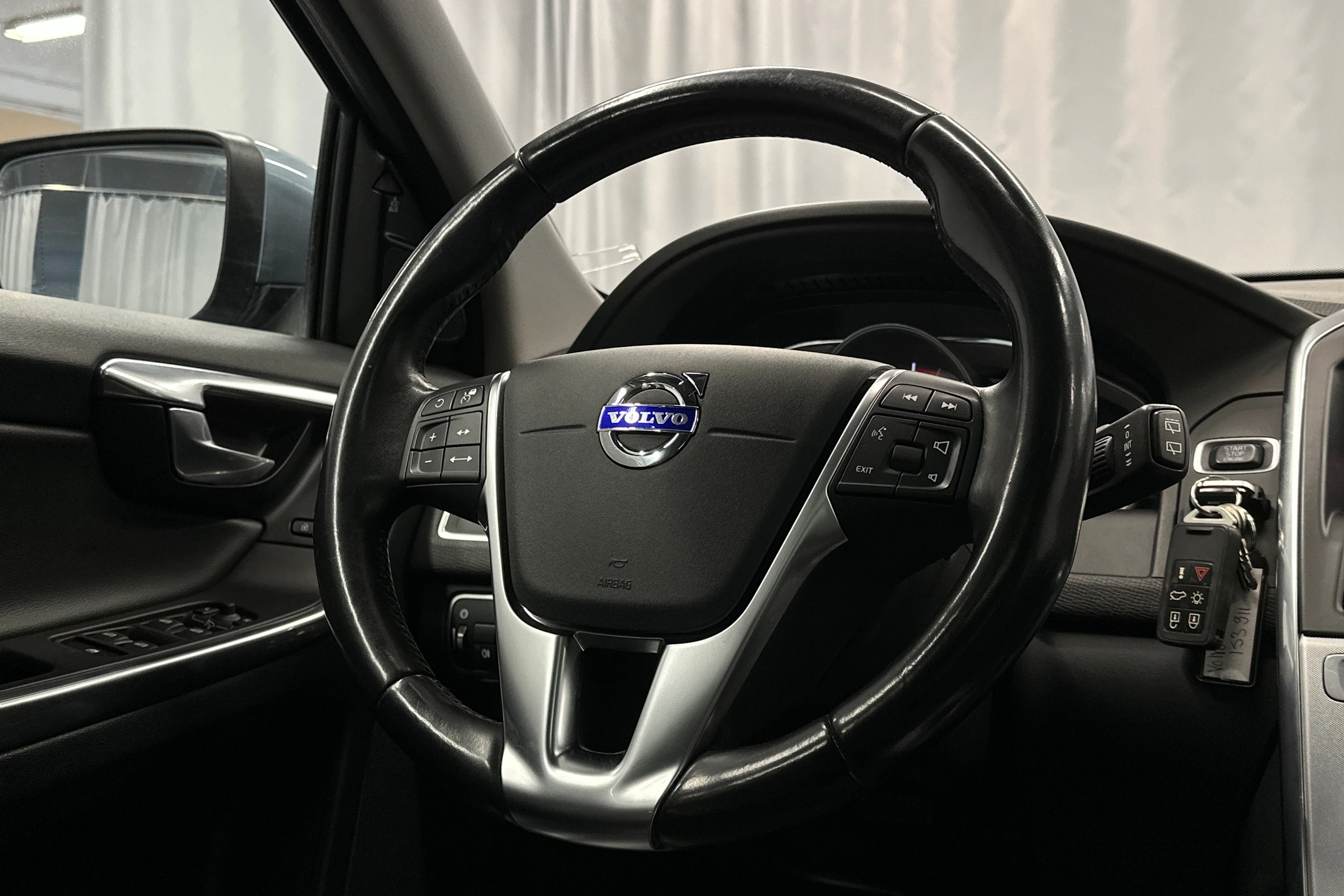 sininen Volvo XC60 2017 kuva 19.