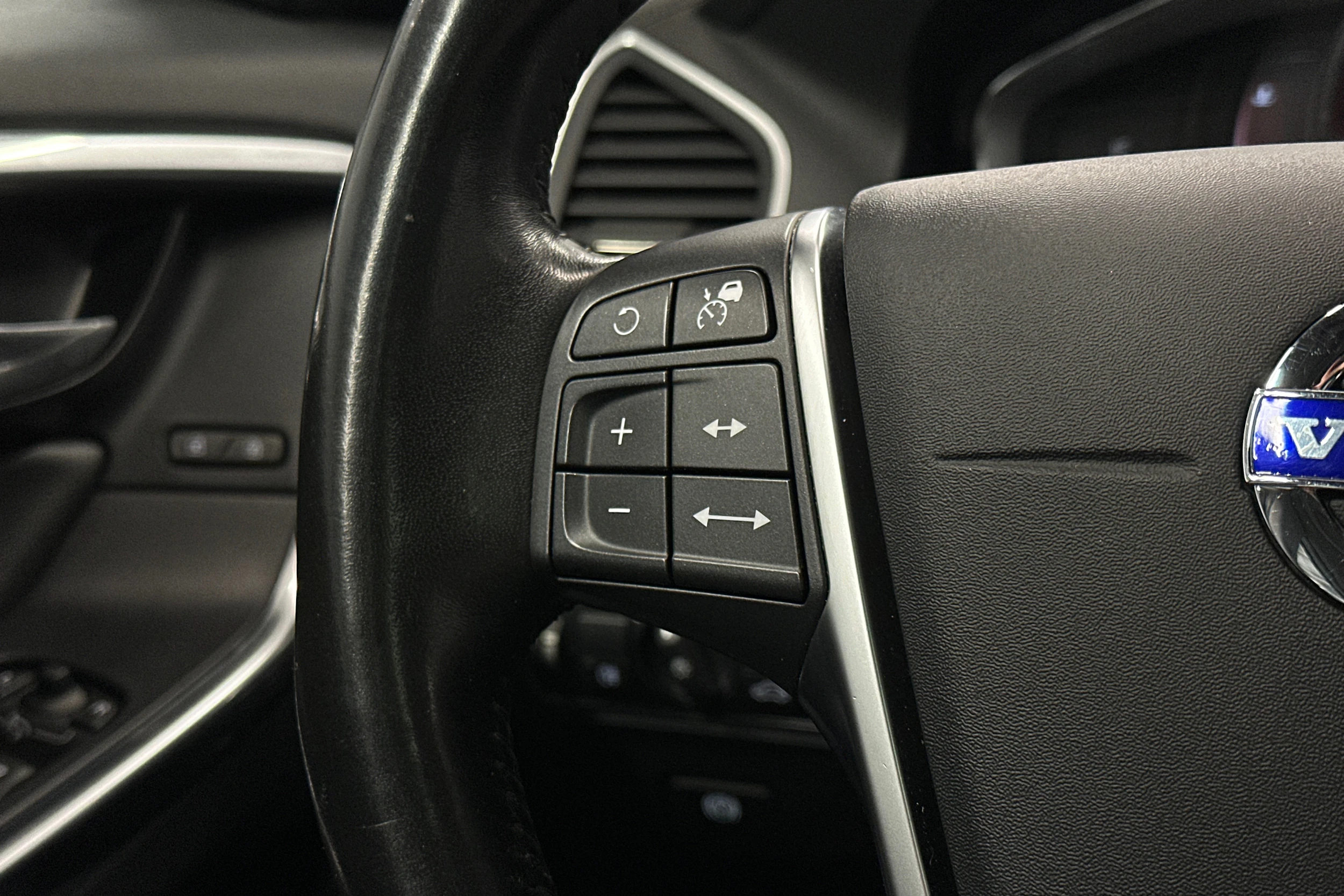 sininen Volvo XC60 2017 kuva 20.