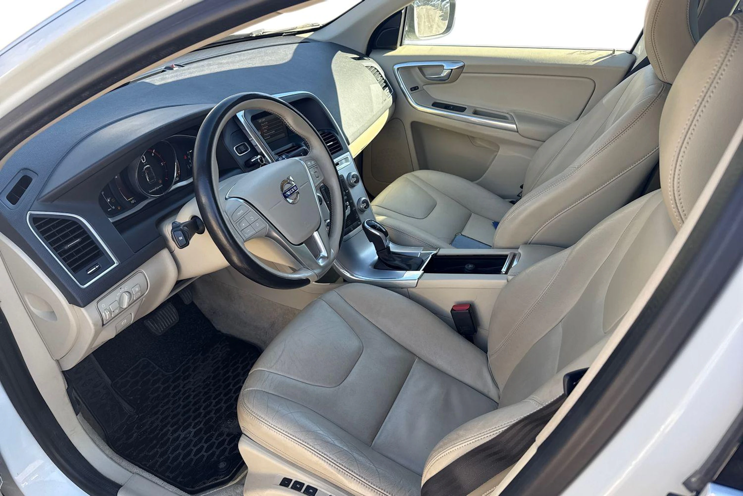 valkoinen Volvo XC60 2017 kuva 3.