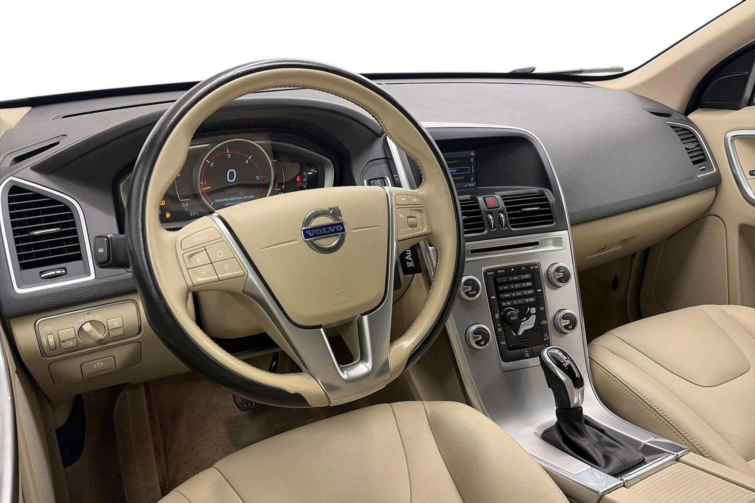 valkoinen Volvo XC60 2017 kuva 8.